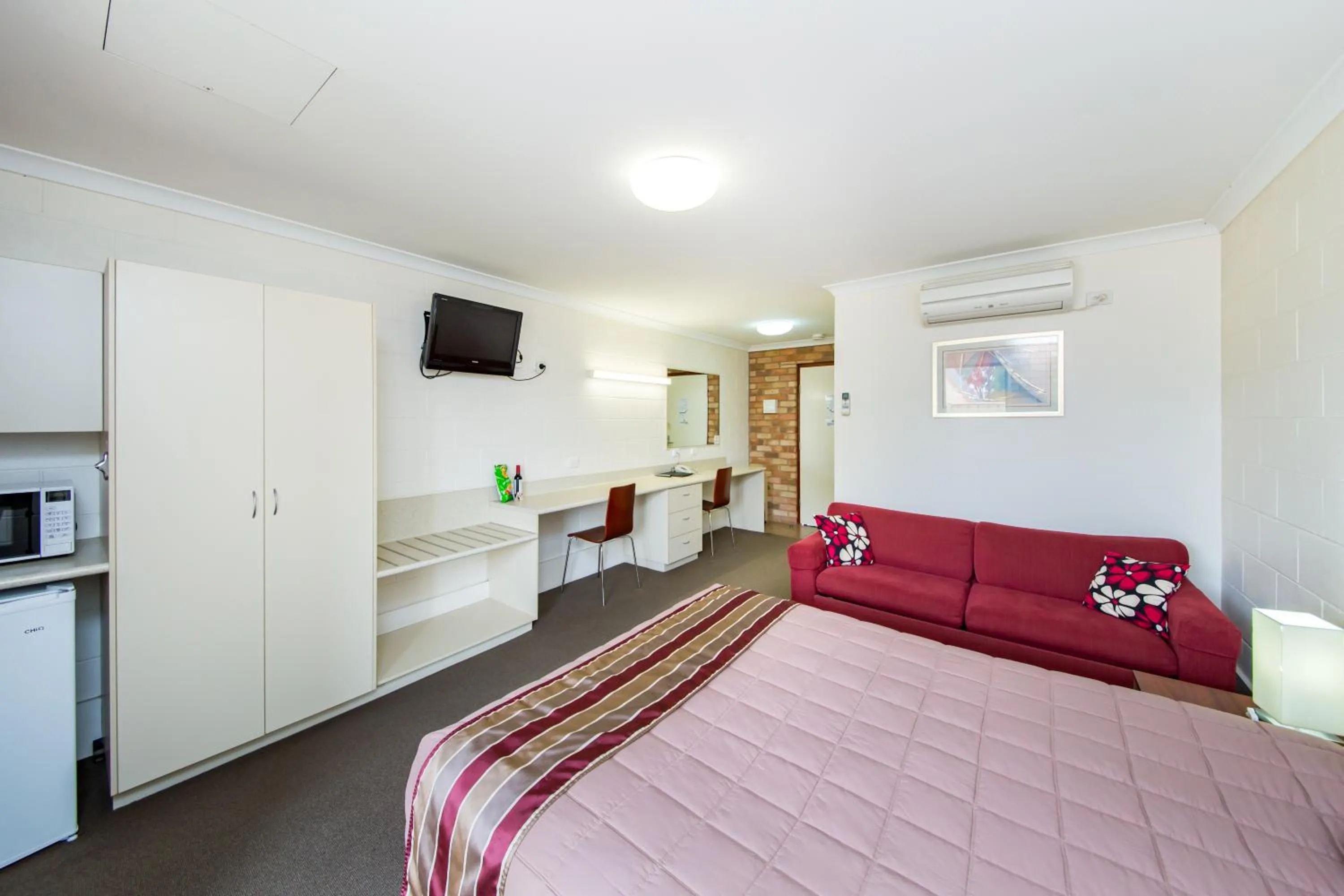 Bed in Burke & Wills Motor Inn