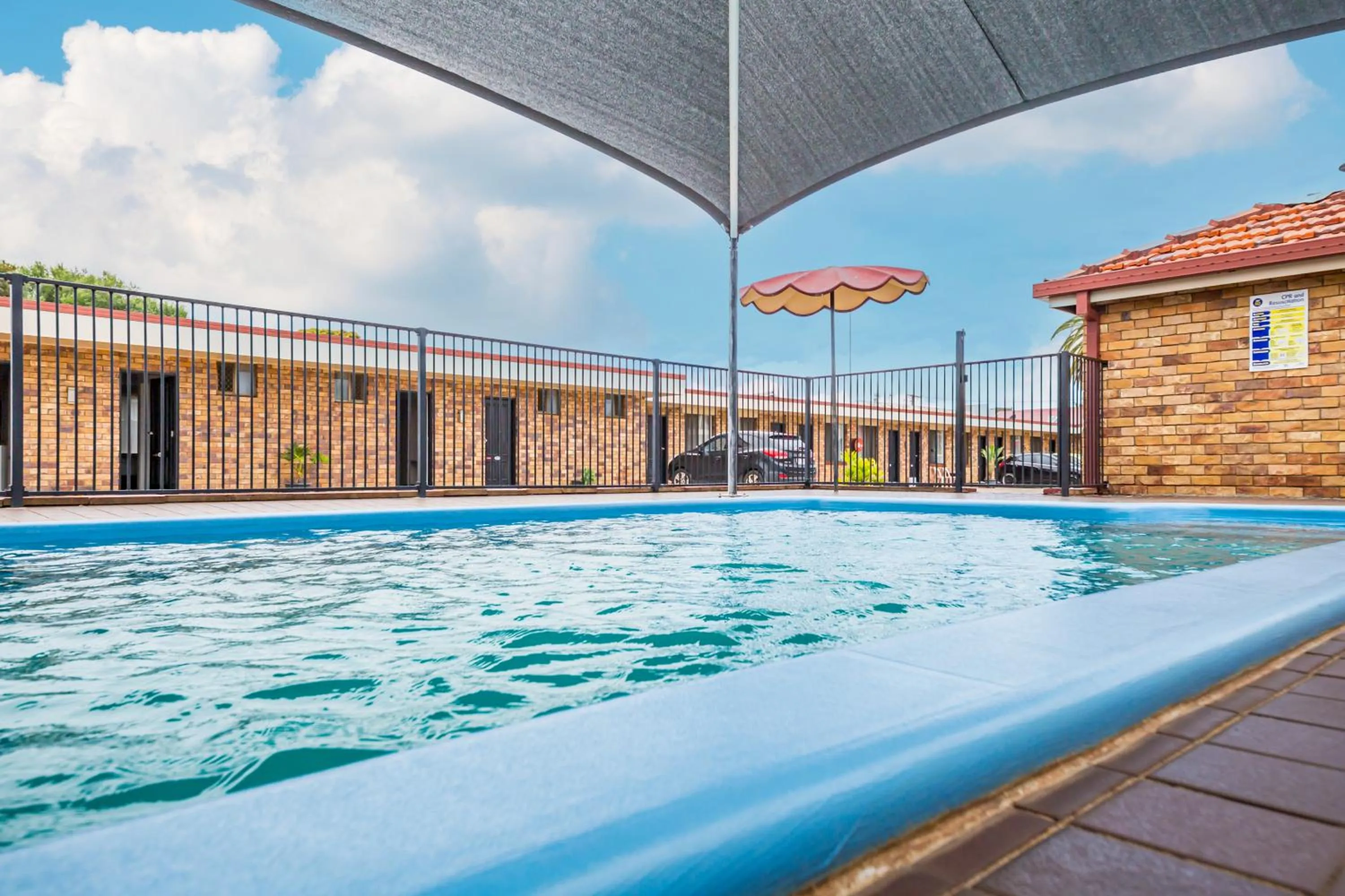 Swimming pool in Burke & Wills Motor Inn