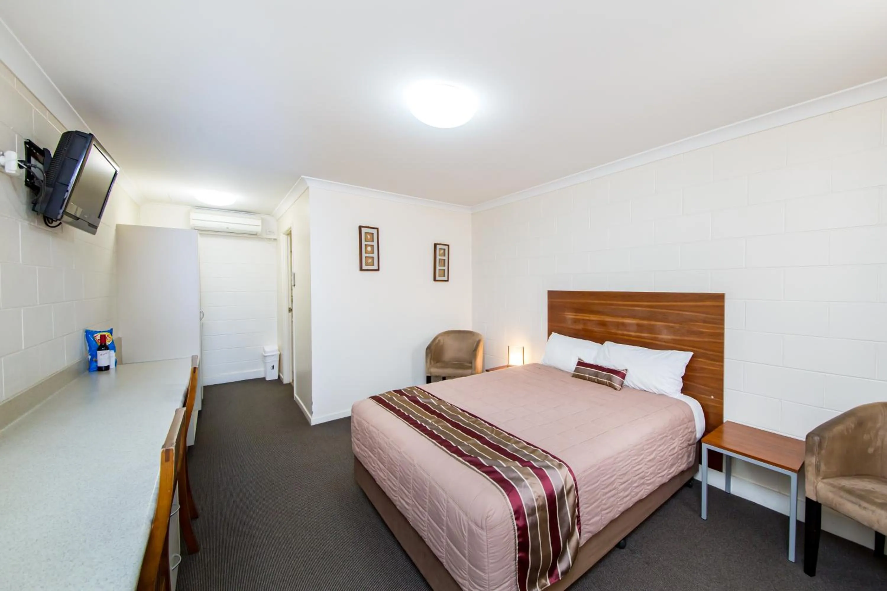 Bed in Burke & Wills Motor Inn