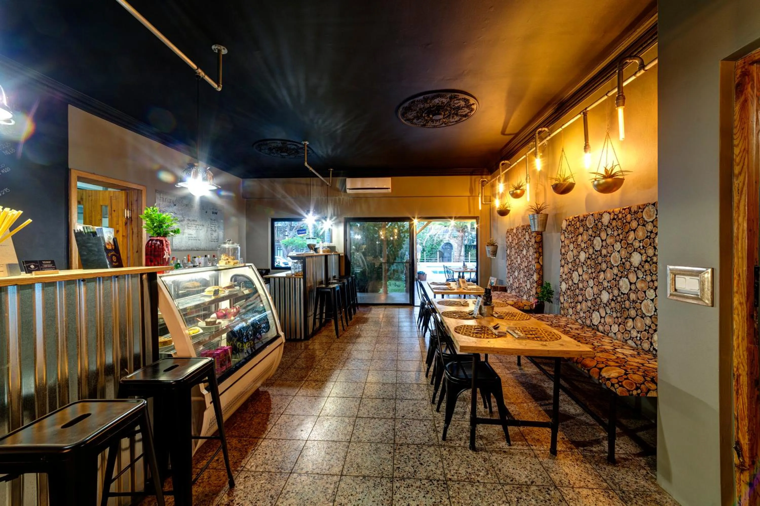 Restaurant/places to eat in Na’ankusê @ Utopia