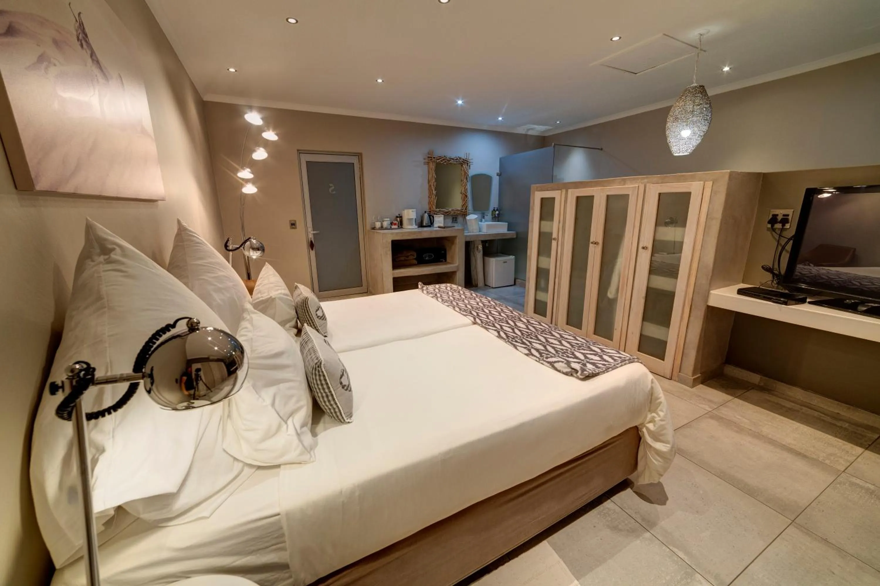 Photo of the whole room, Bed in Na’ankusê @ Utopia