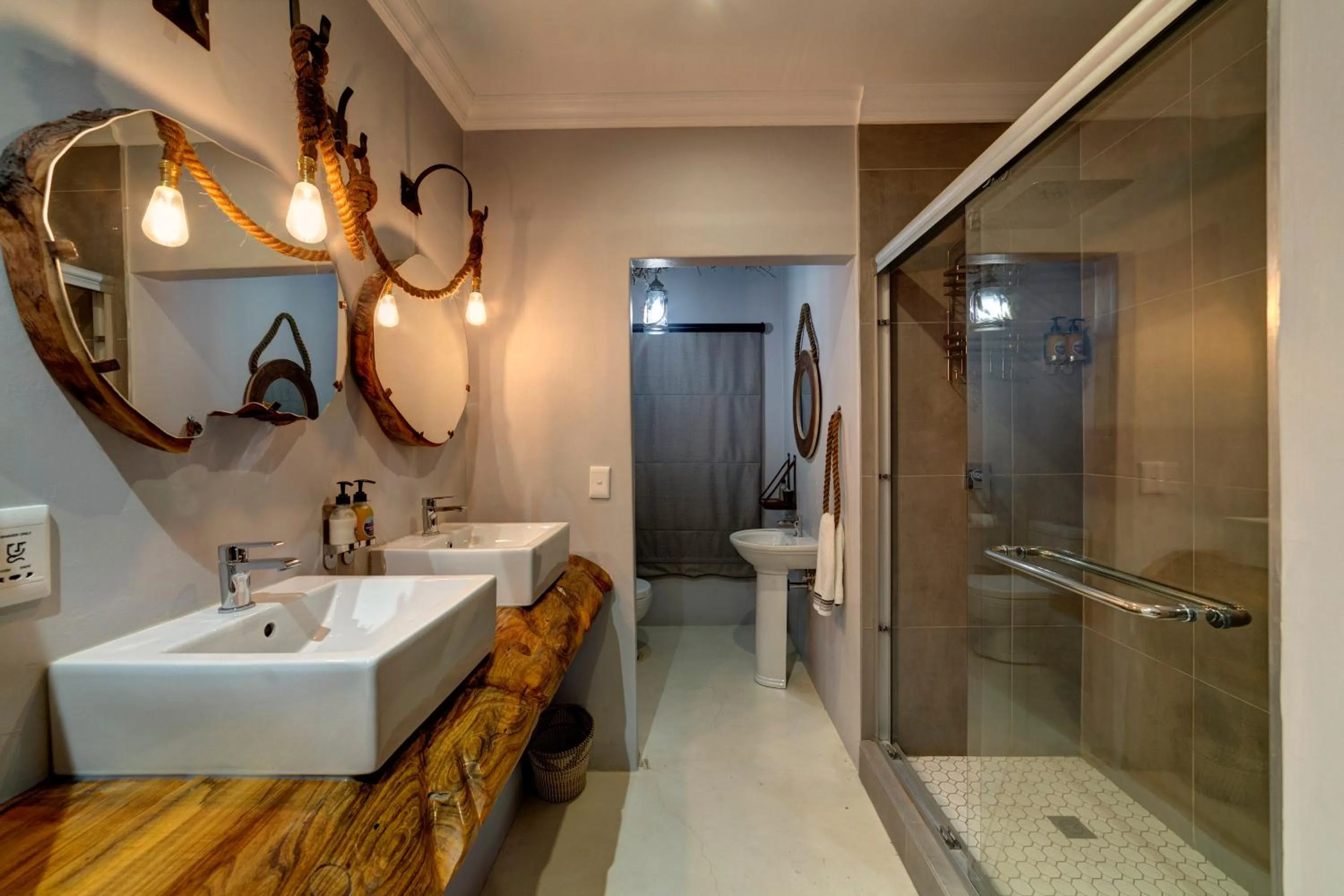 Bathroom in Na’ankusê @ Utopia