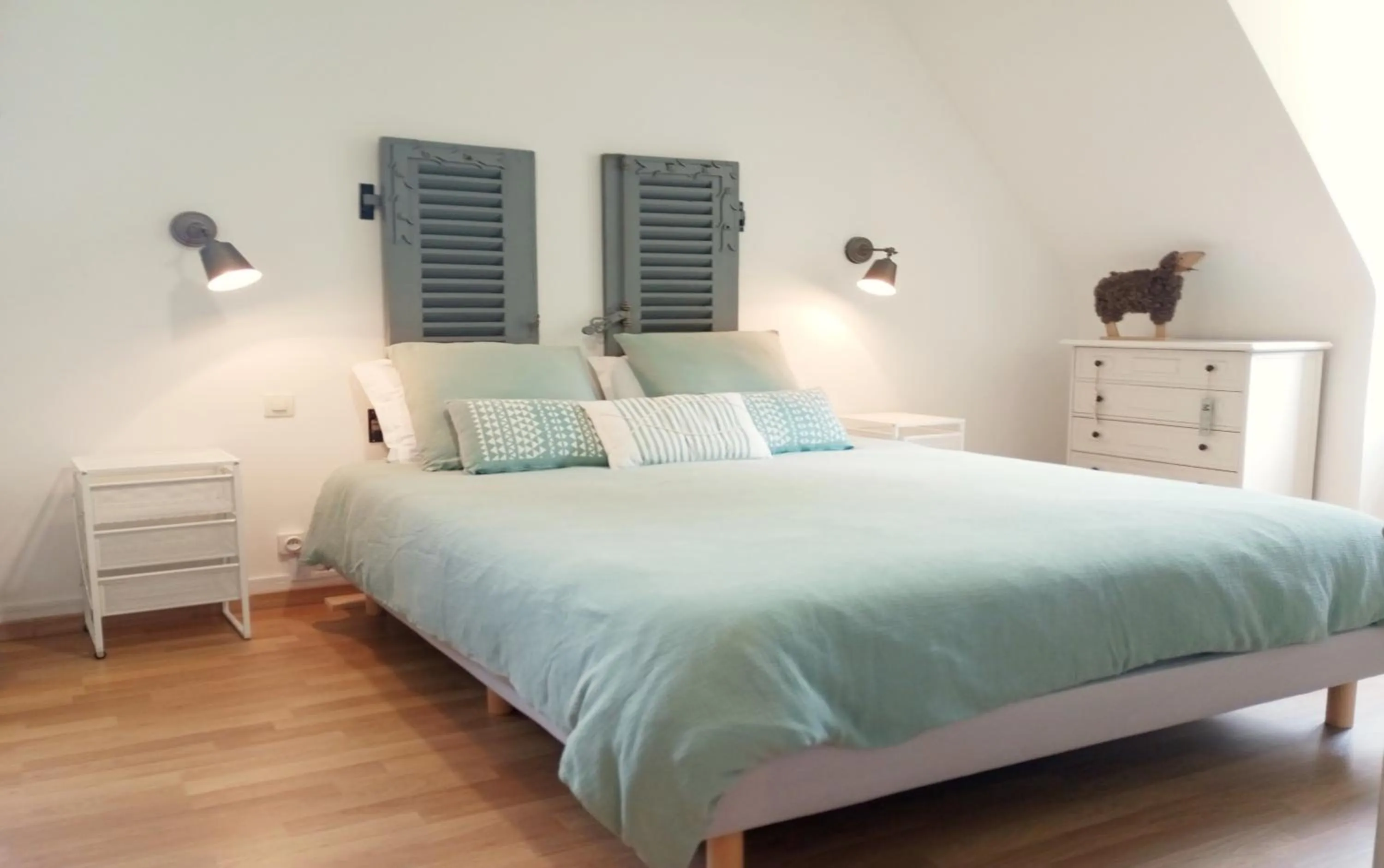 Bedroom, Bed in Ailes et Iles