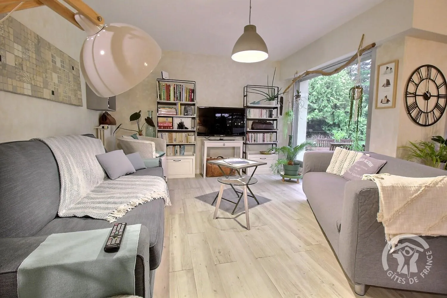 Communal lounge/ TV room in Ailes et Iles