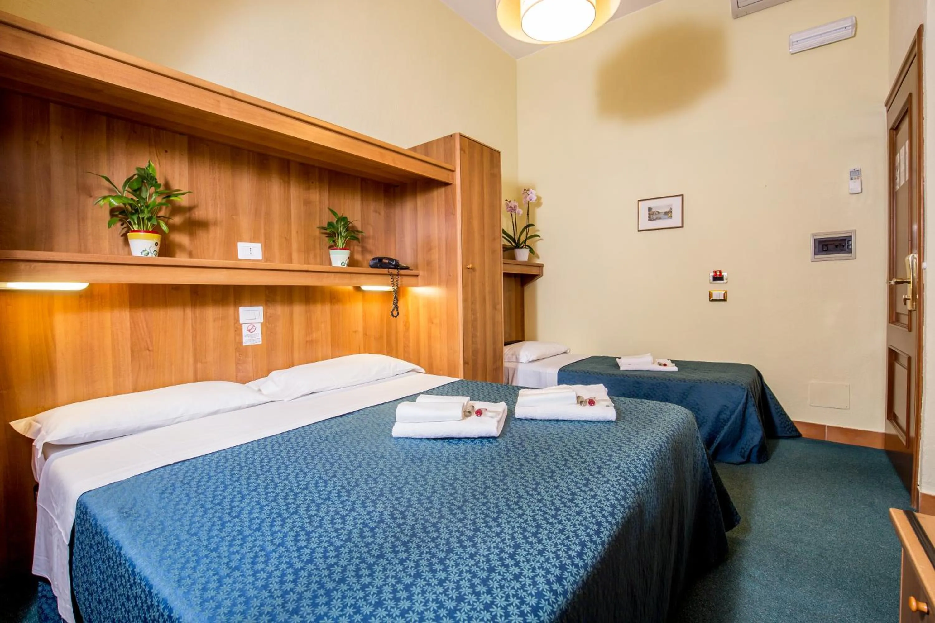 Photo of the whole room, Bed in Hotel Trastevere