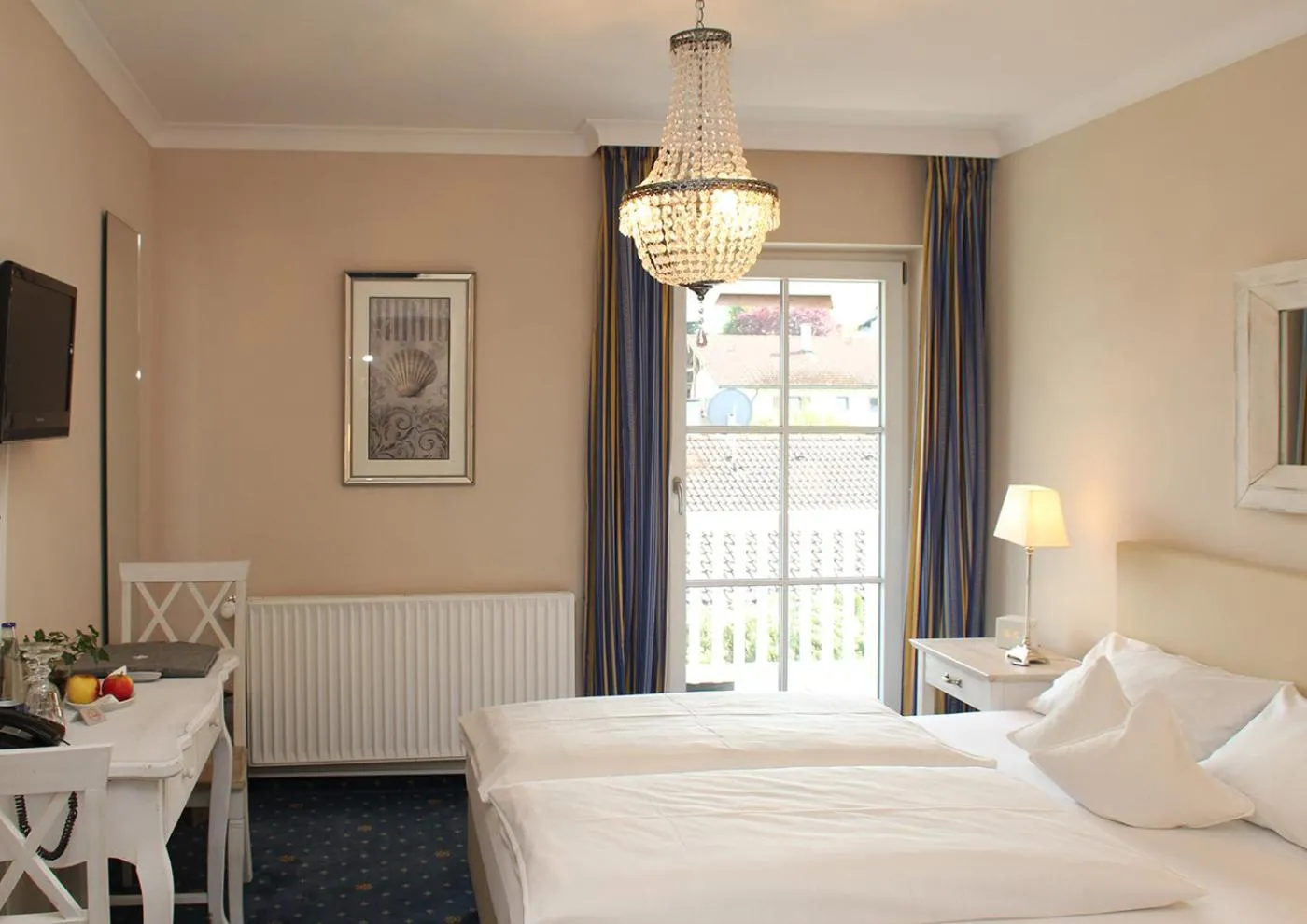 Photo of the whole room, Bed in Hotel zur Sonne