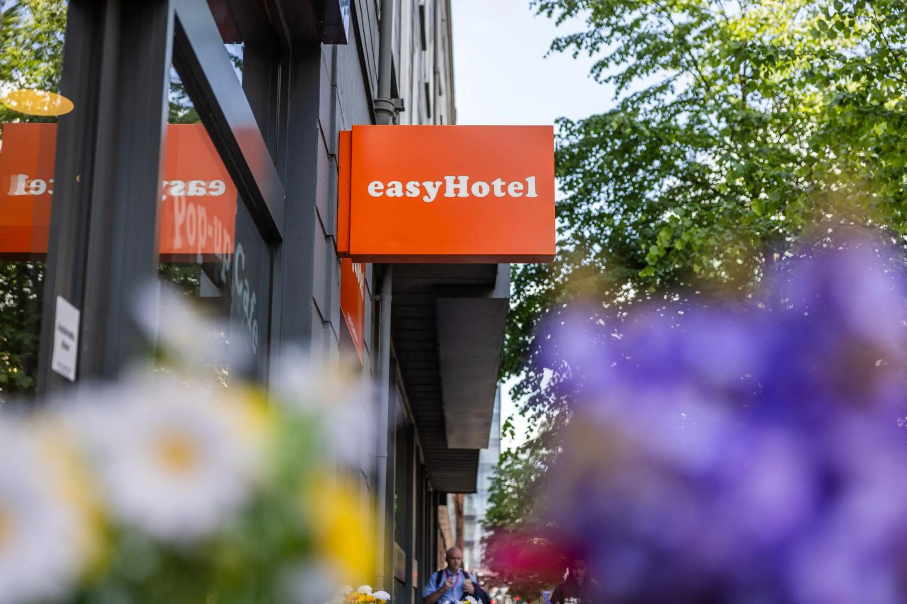 Logo/Certificate/Sign in easyHotel Belfast