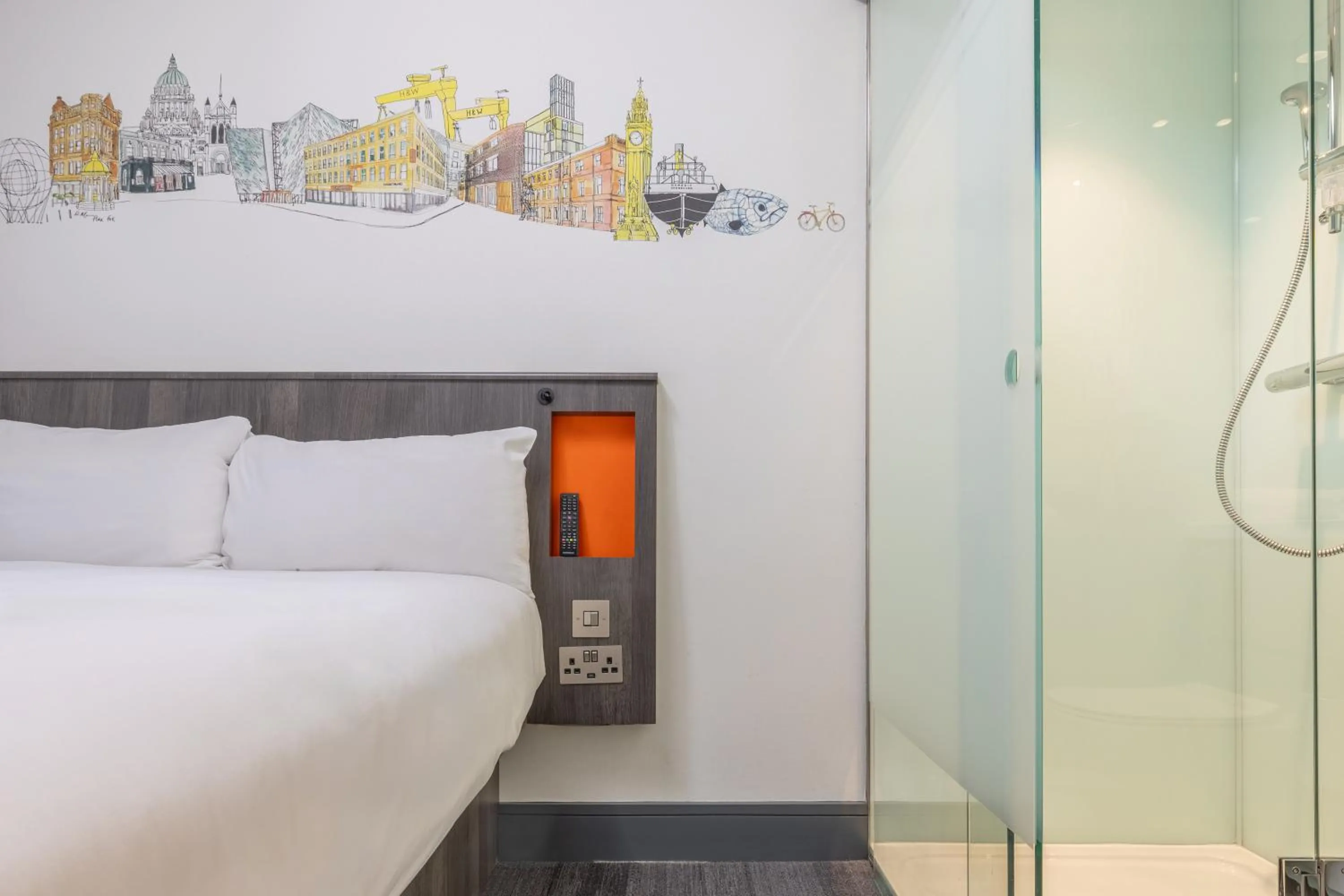 Bedroom, Bed in easyHotel Belfast