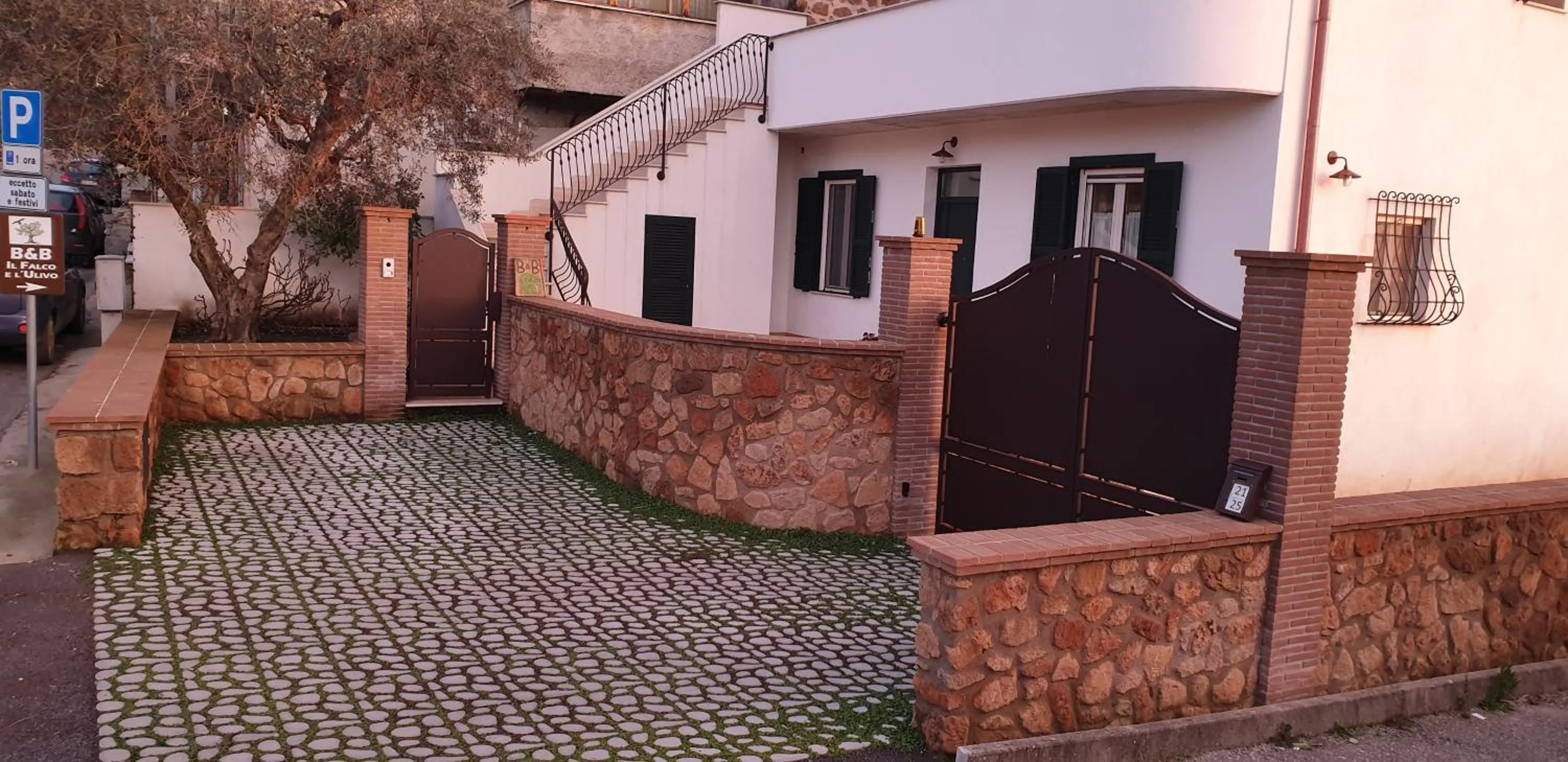 Facade/entrance in B&B Il Falco e l'Ulivo
