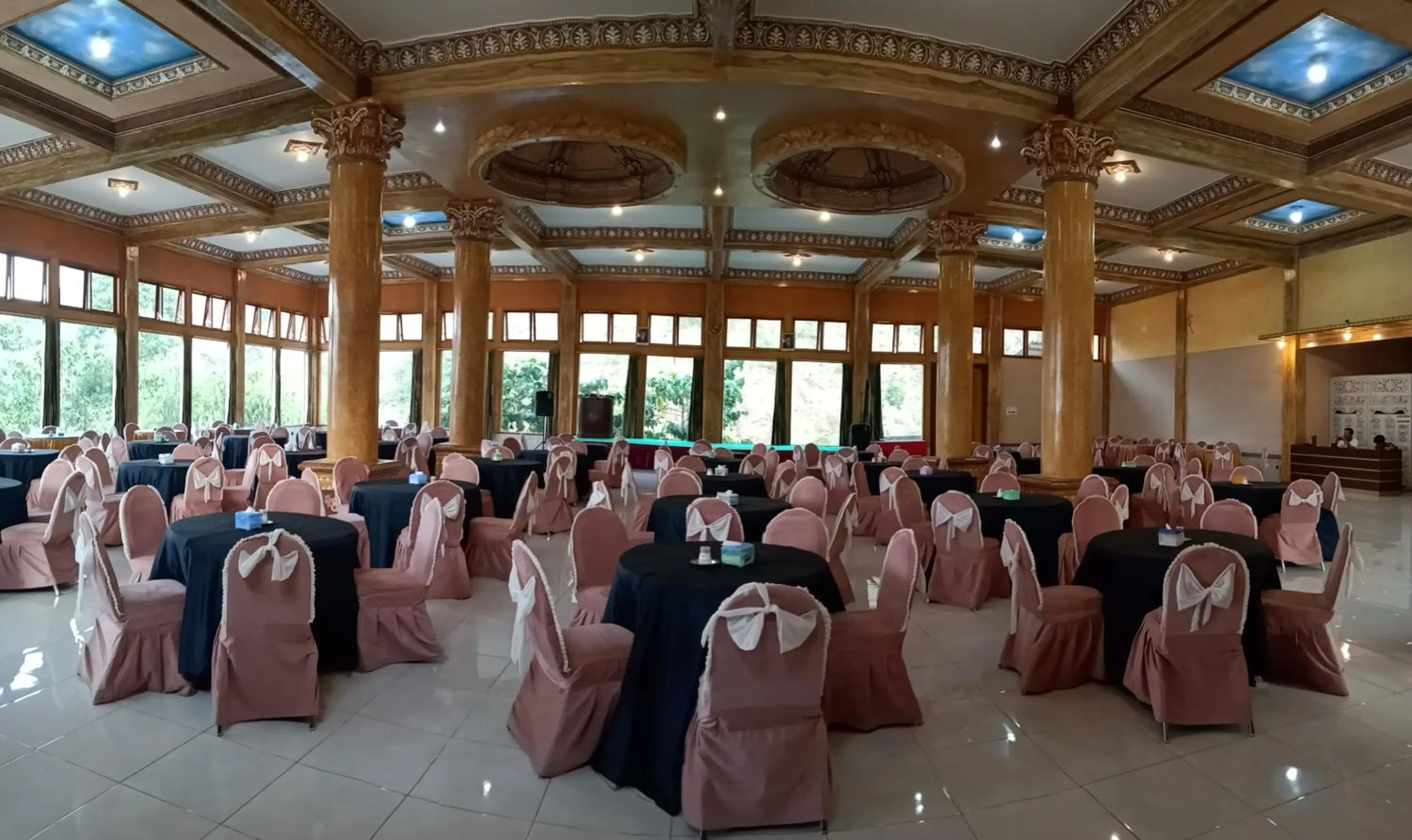 Restaurant/places to eat in Hotel Nadia Bromo