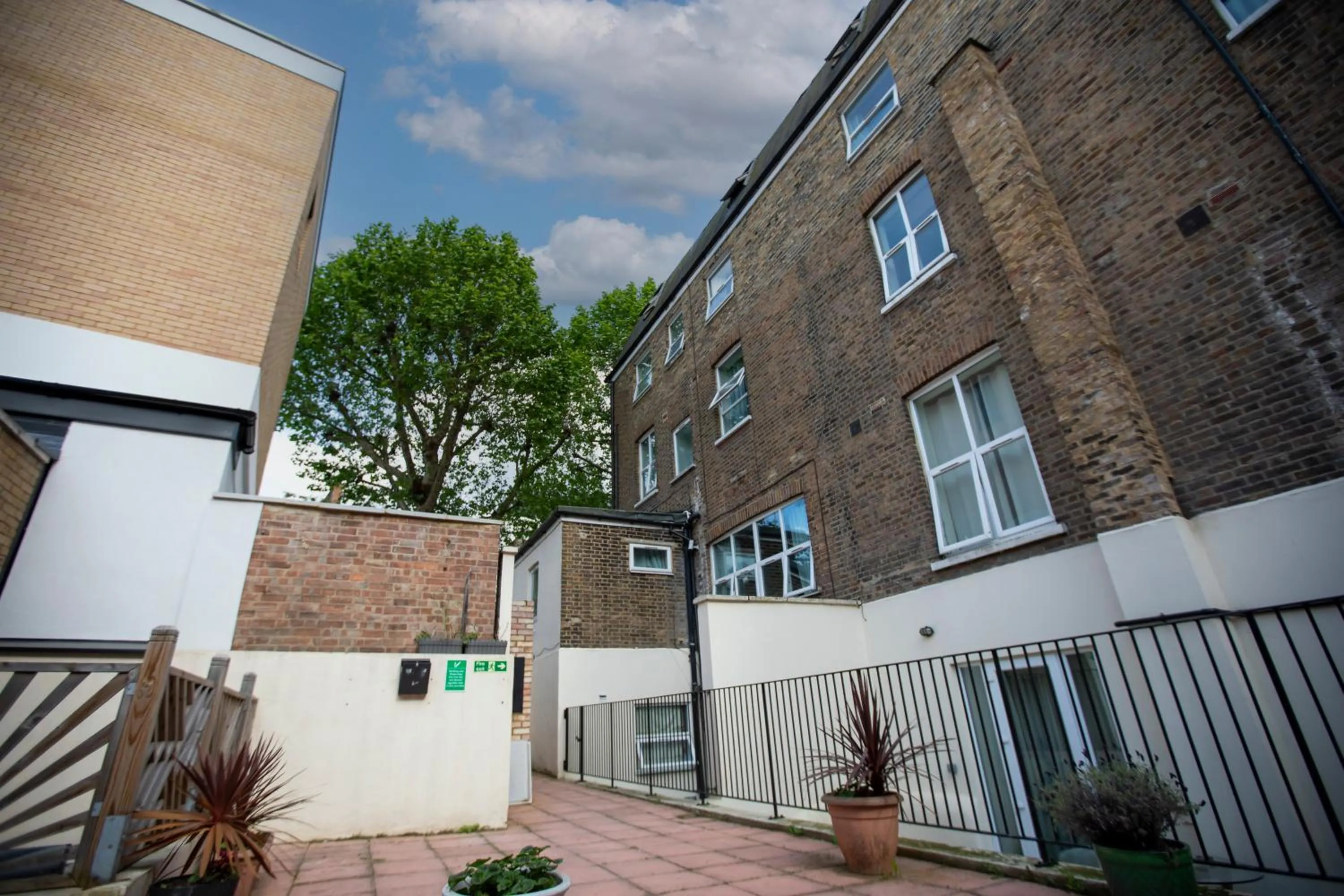 Area and facilities in W6 Hotel