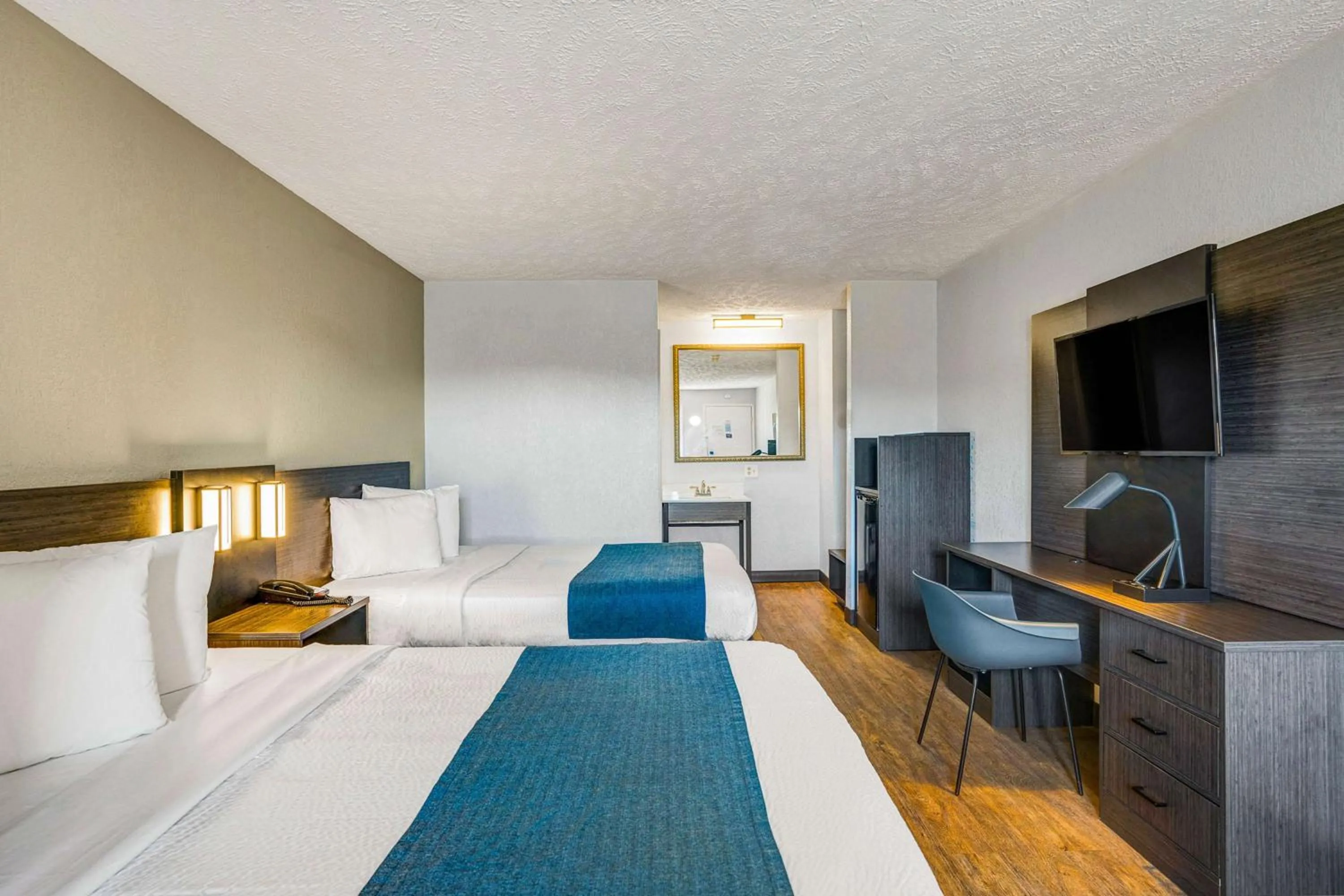 Photo of the whole room in Motel 6-Hillsville, VA