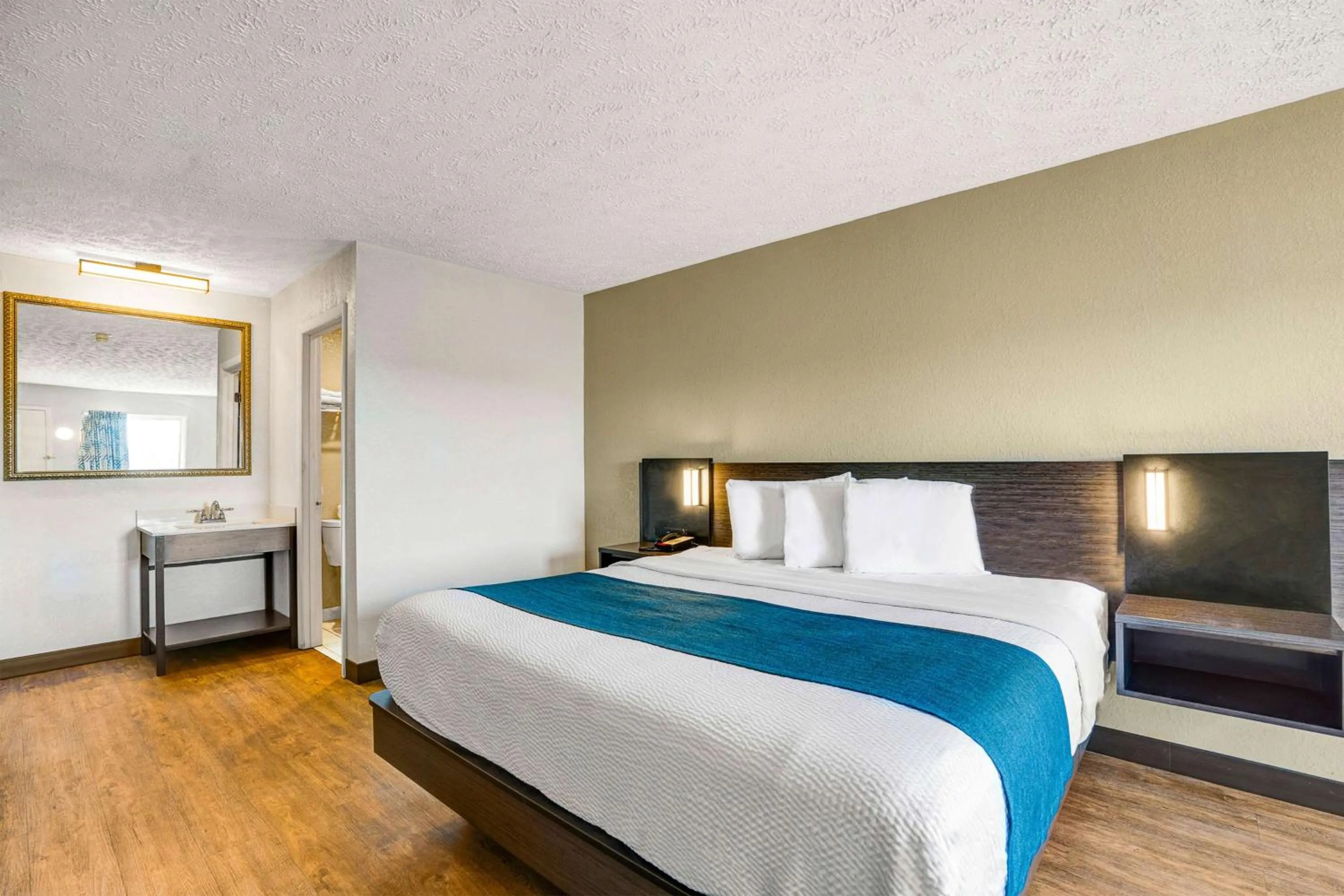 Photo of the whole room in Motel 6-Hillsville, VA