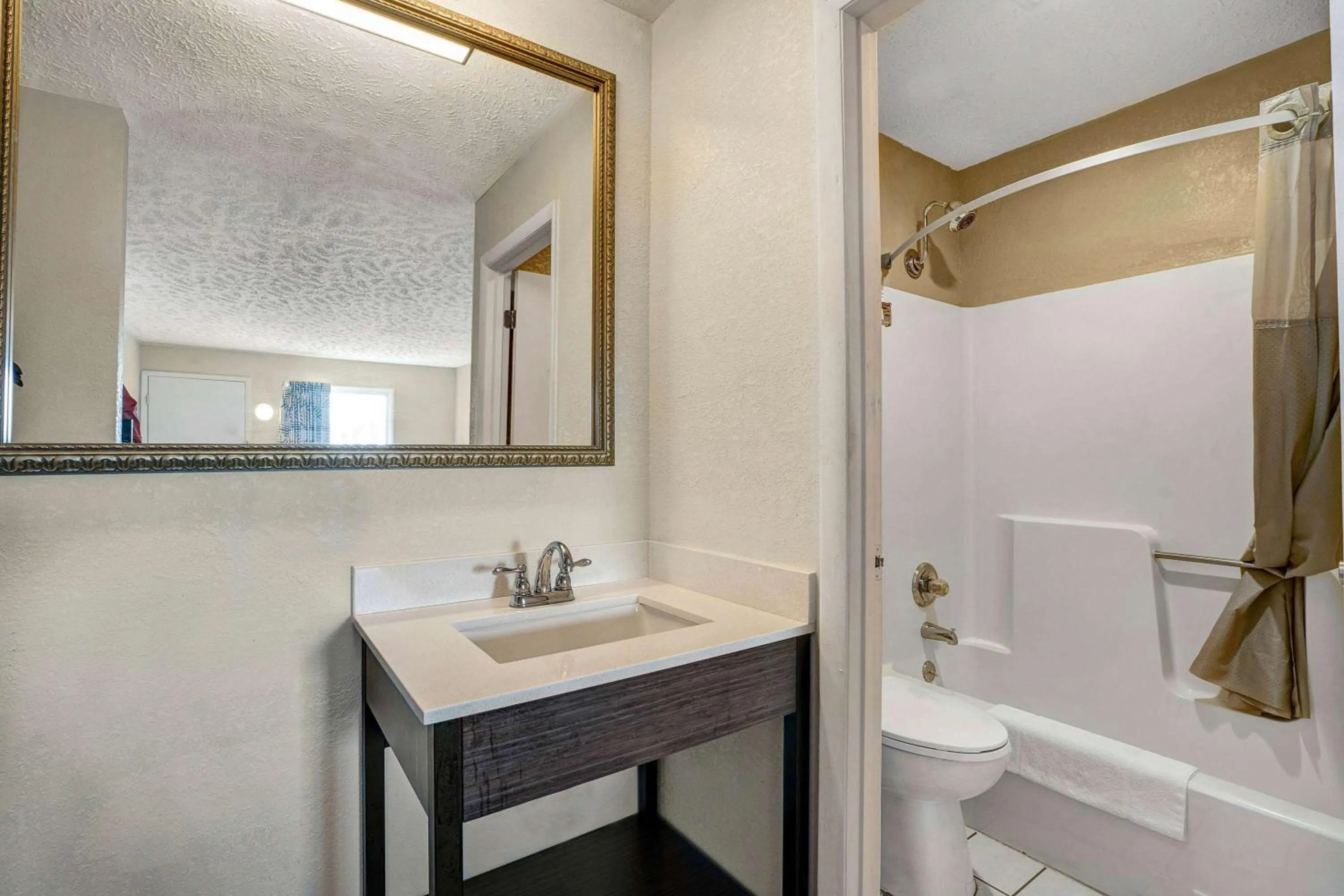 Bathroom in Motel 6-Hillsville, VA