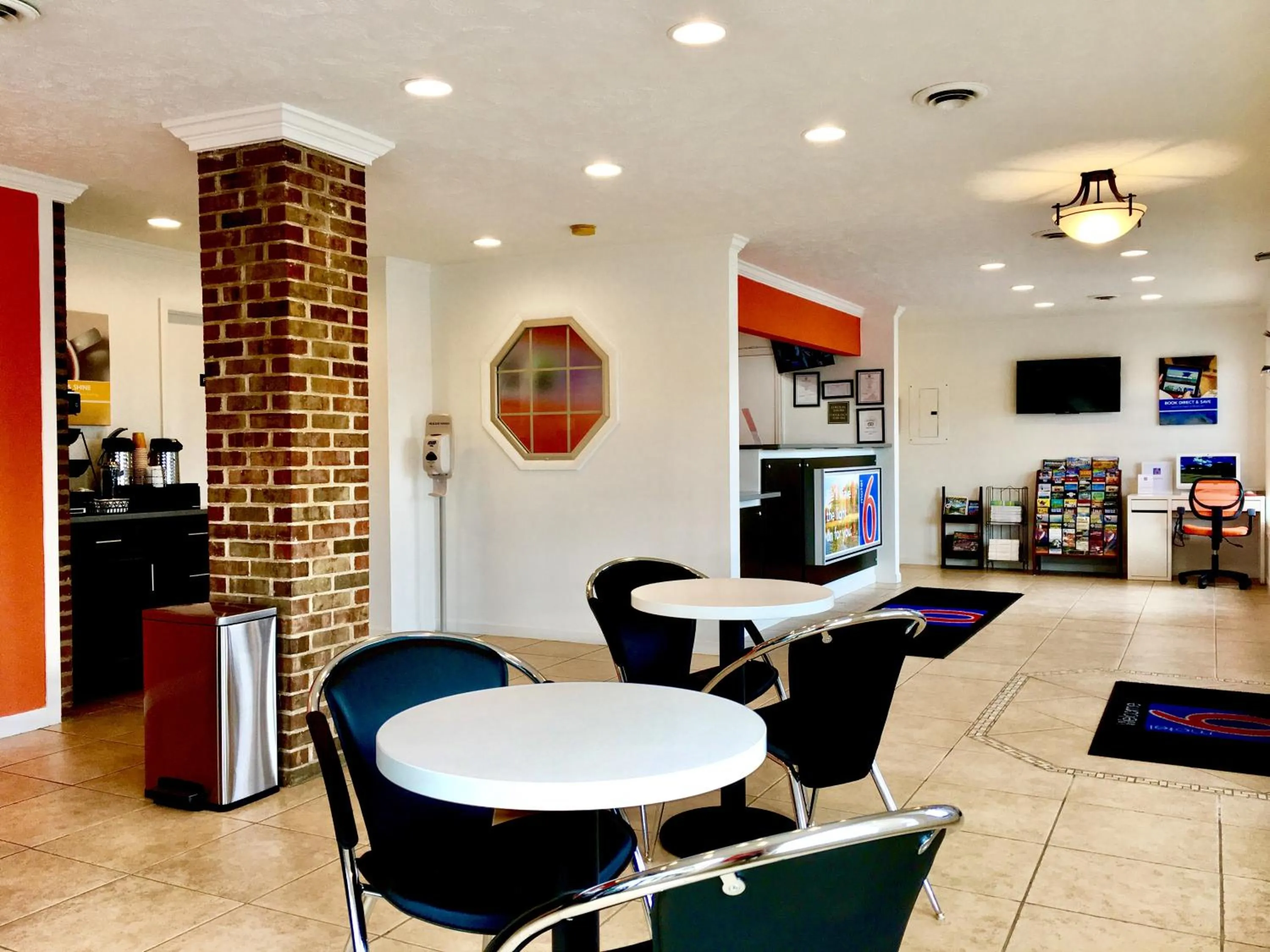 Lobby or reception, Restaurant/Places to Eat in Motel 6-Hillsville, VA