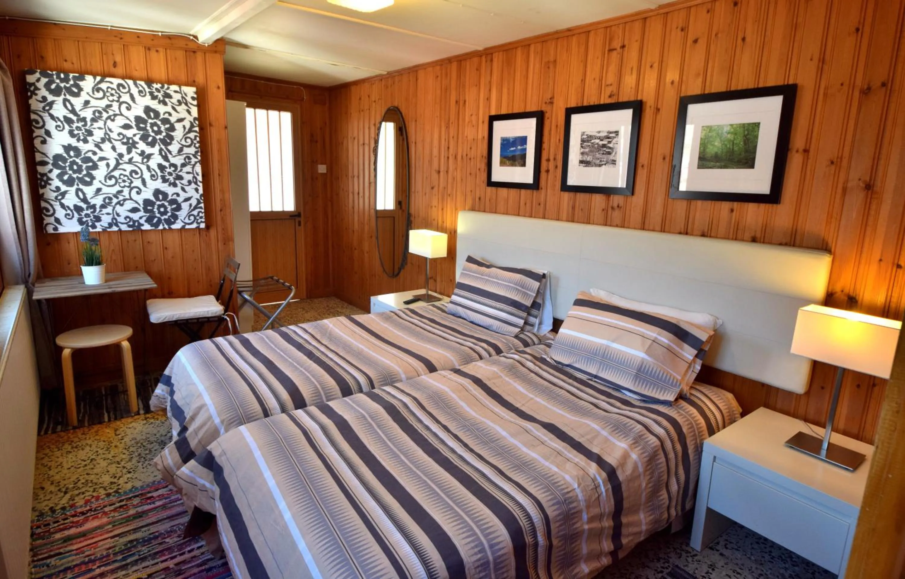 Mountain view, Bed in Christys Palace Hotel