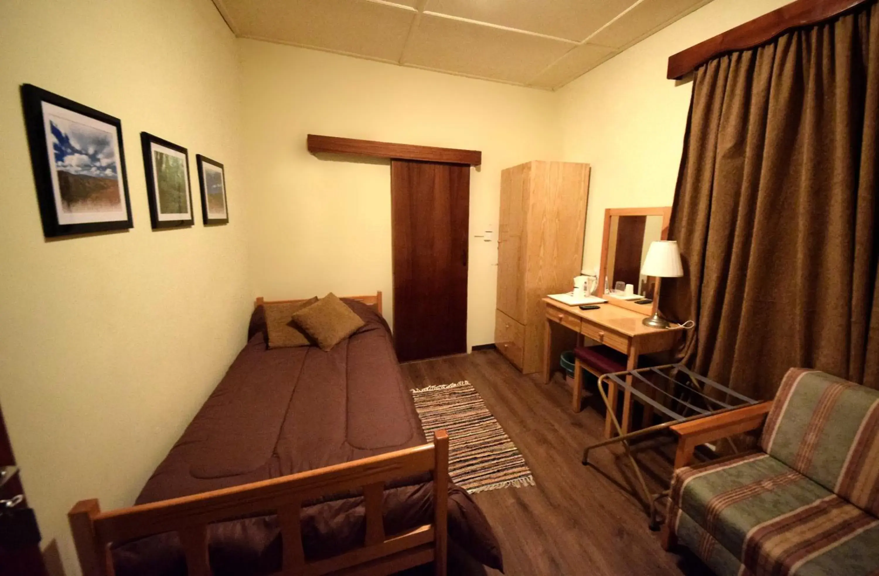 Single Room in Christys Palace Hotel Single Room in Christys Palace Hotel