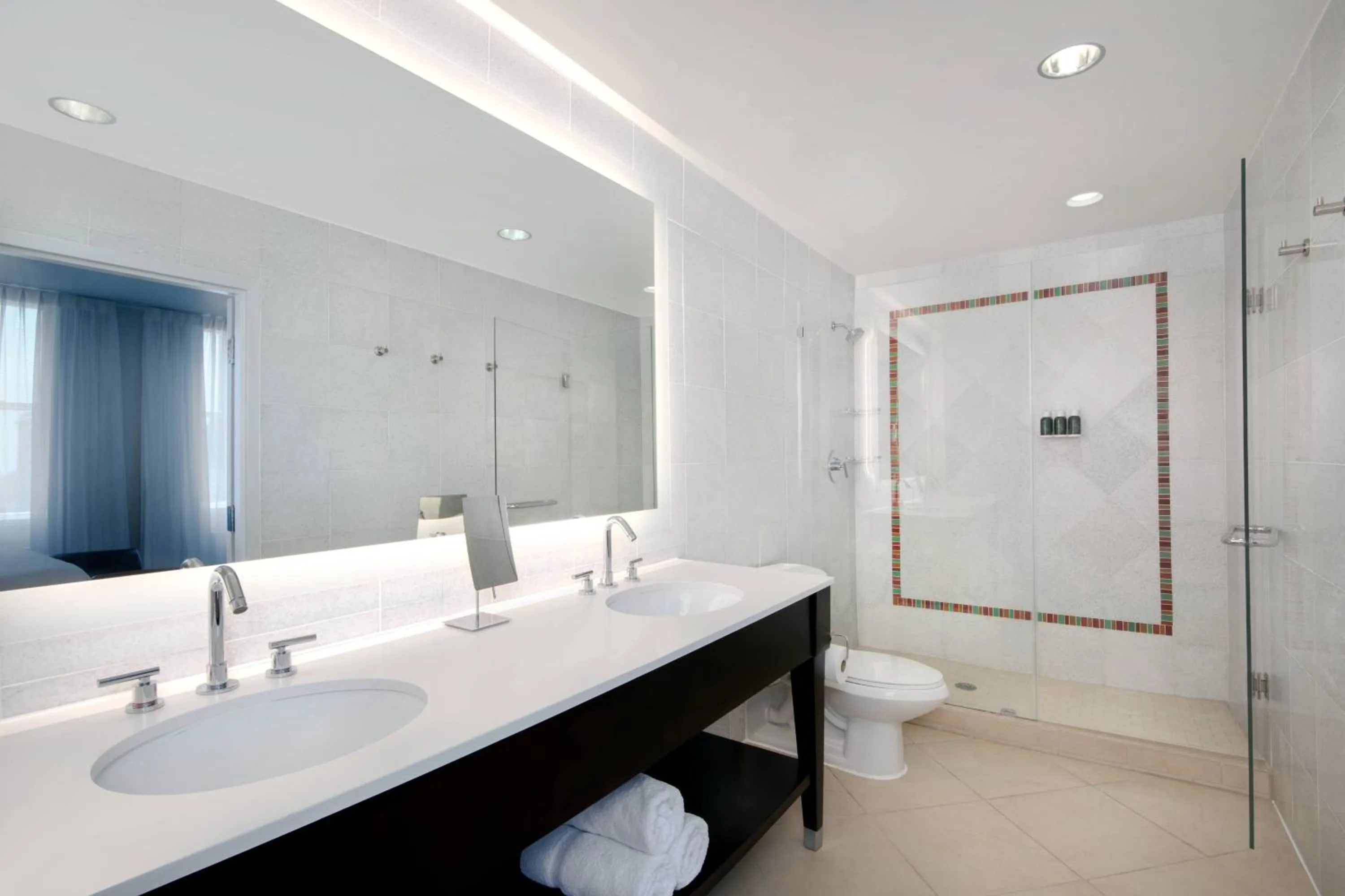 Bathroom in Courtyard by Marriott Atlanta Downtown