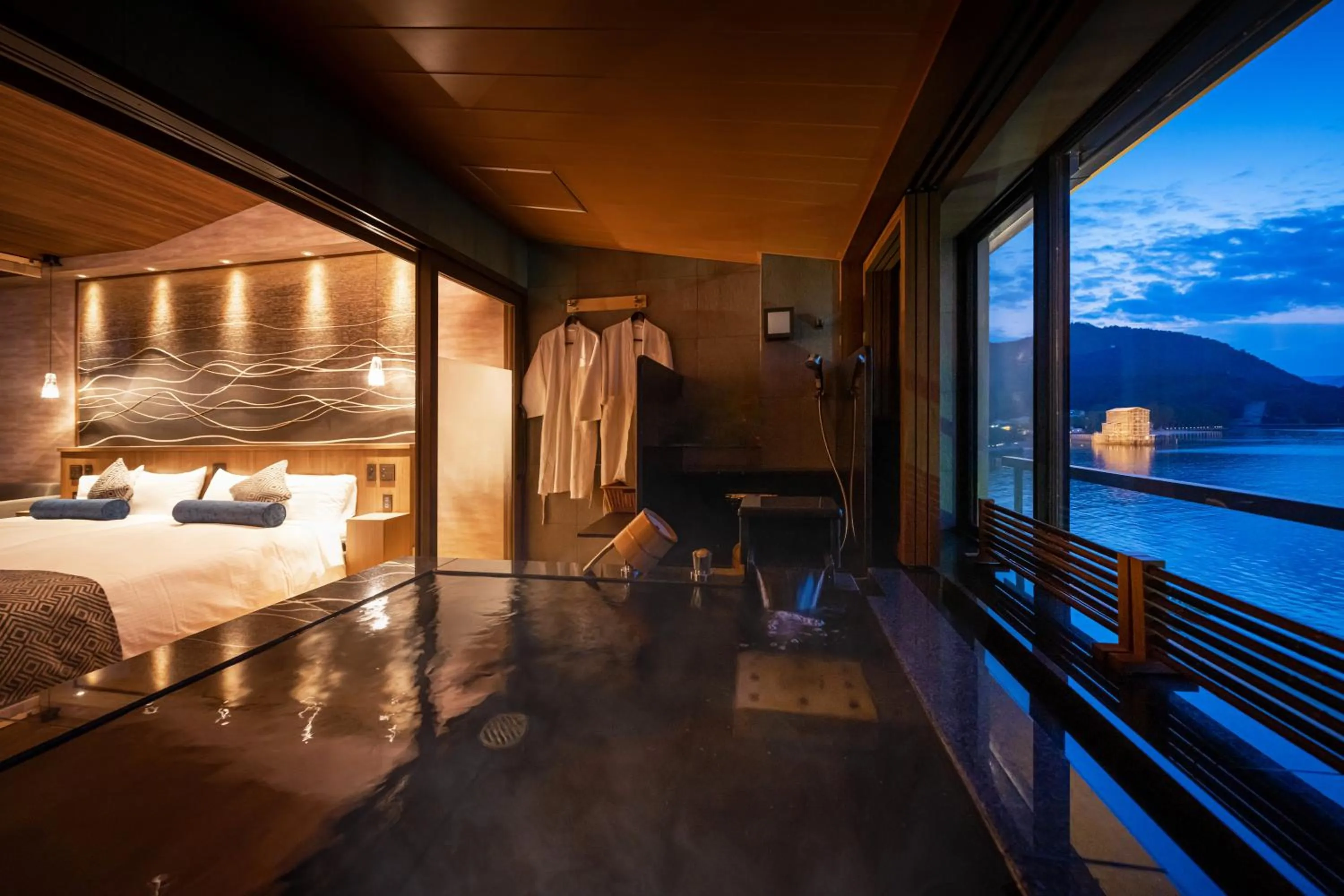 Photo of the whole room, Bed in Kinsuikan