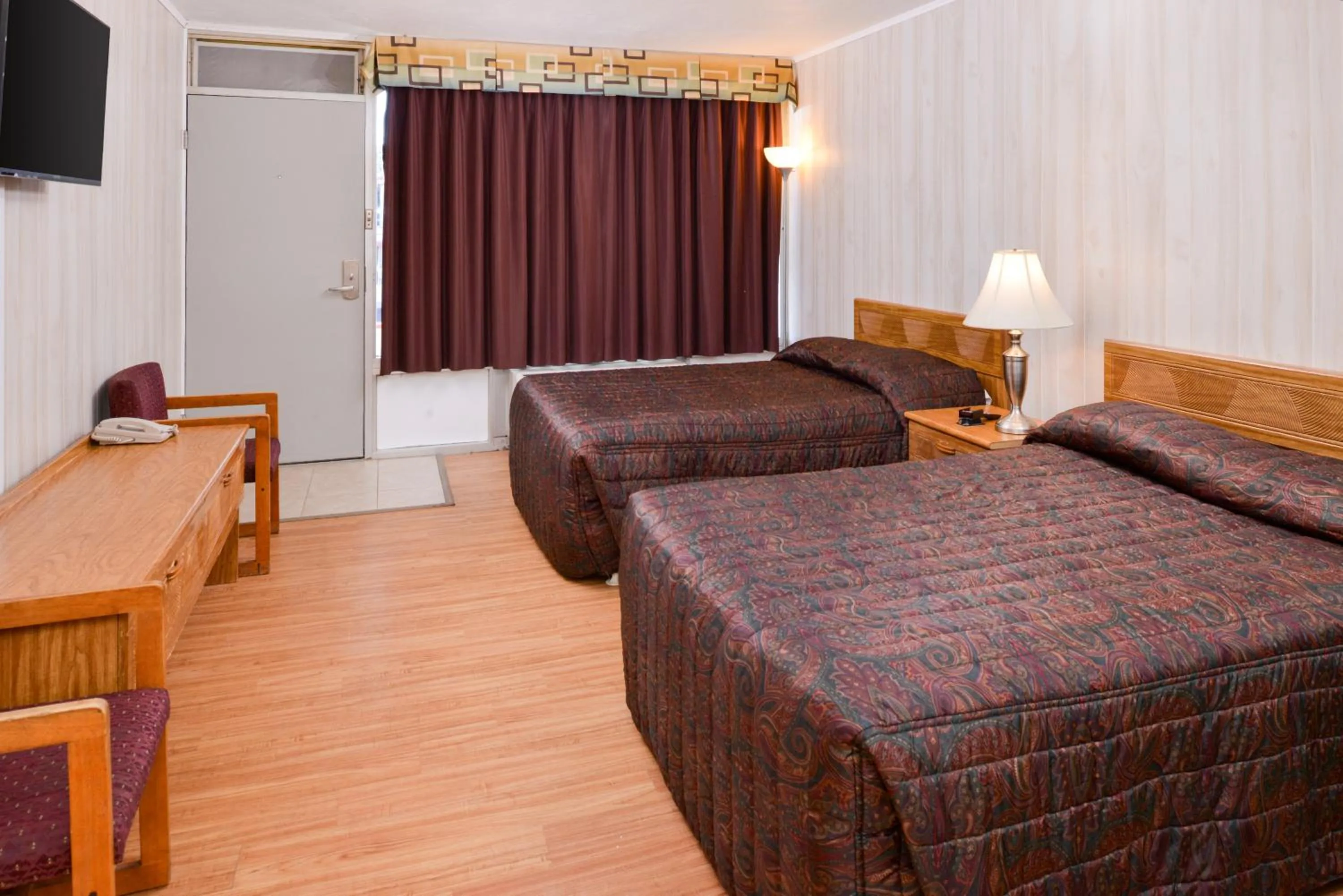 Bedroom, Bed in Red Carpet Inn Battleboro