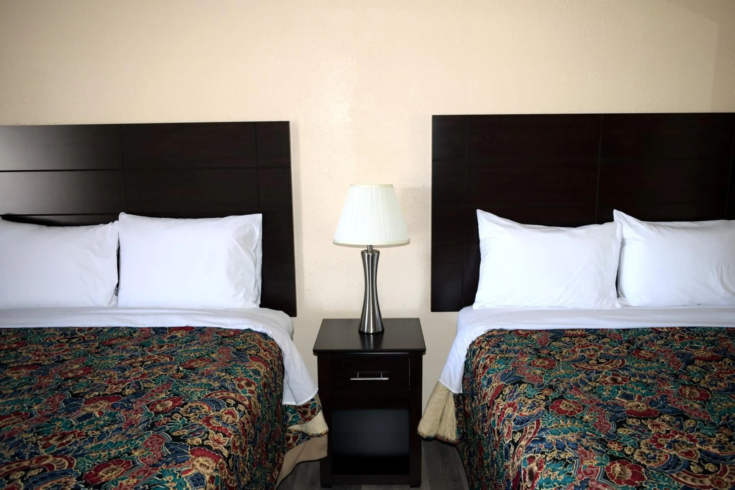 Bed in Red Carpet Inn Battleboro