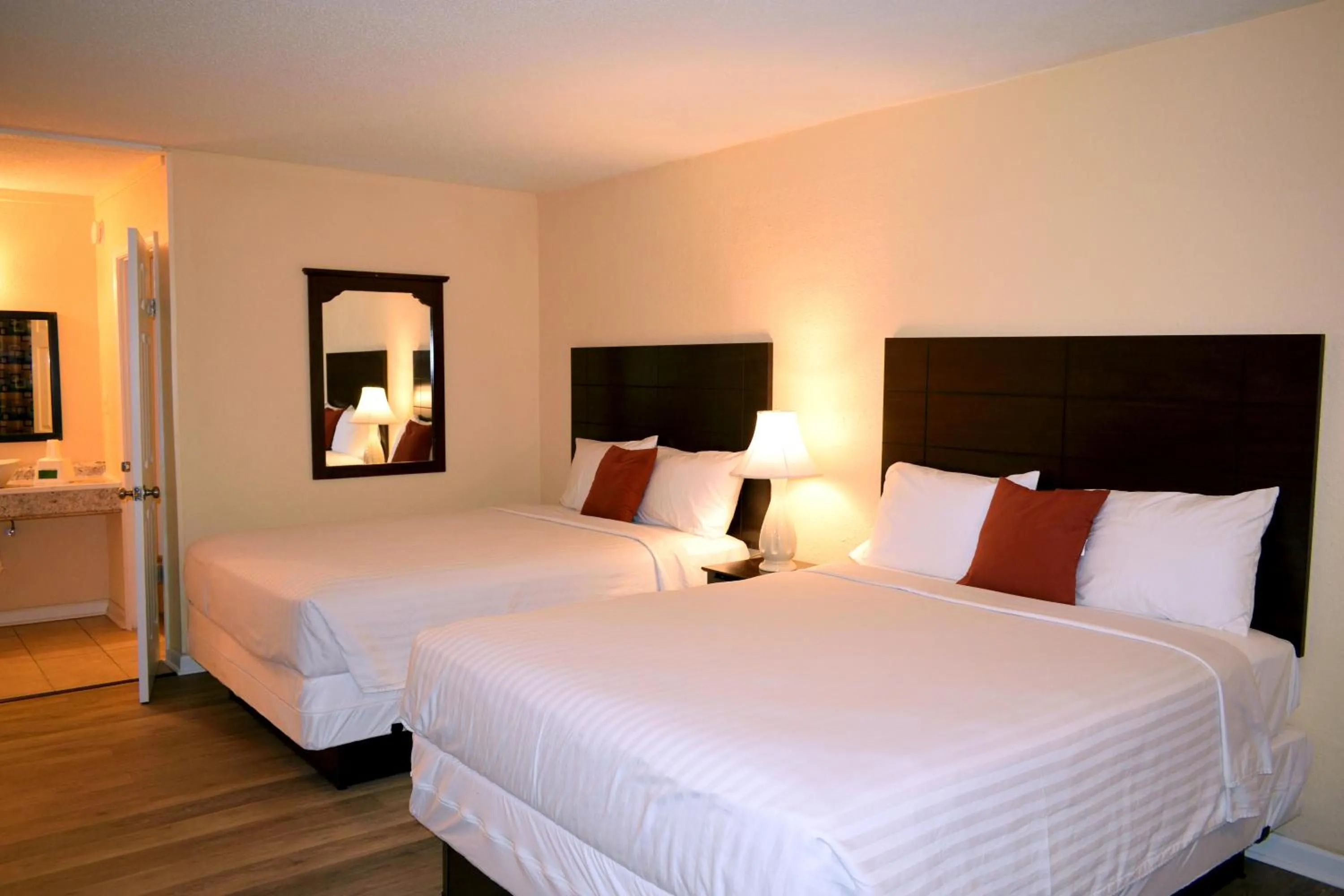 Bed in Red Carpet Inn Battleboro