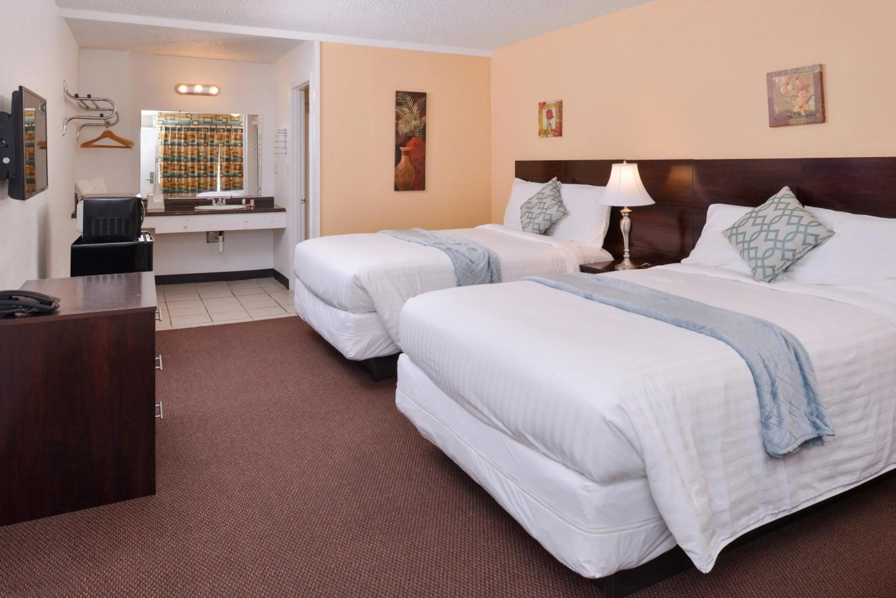 Restaurant/places to eat, Bed in Red Carpet Inn Battleboro