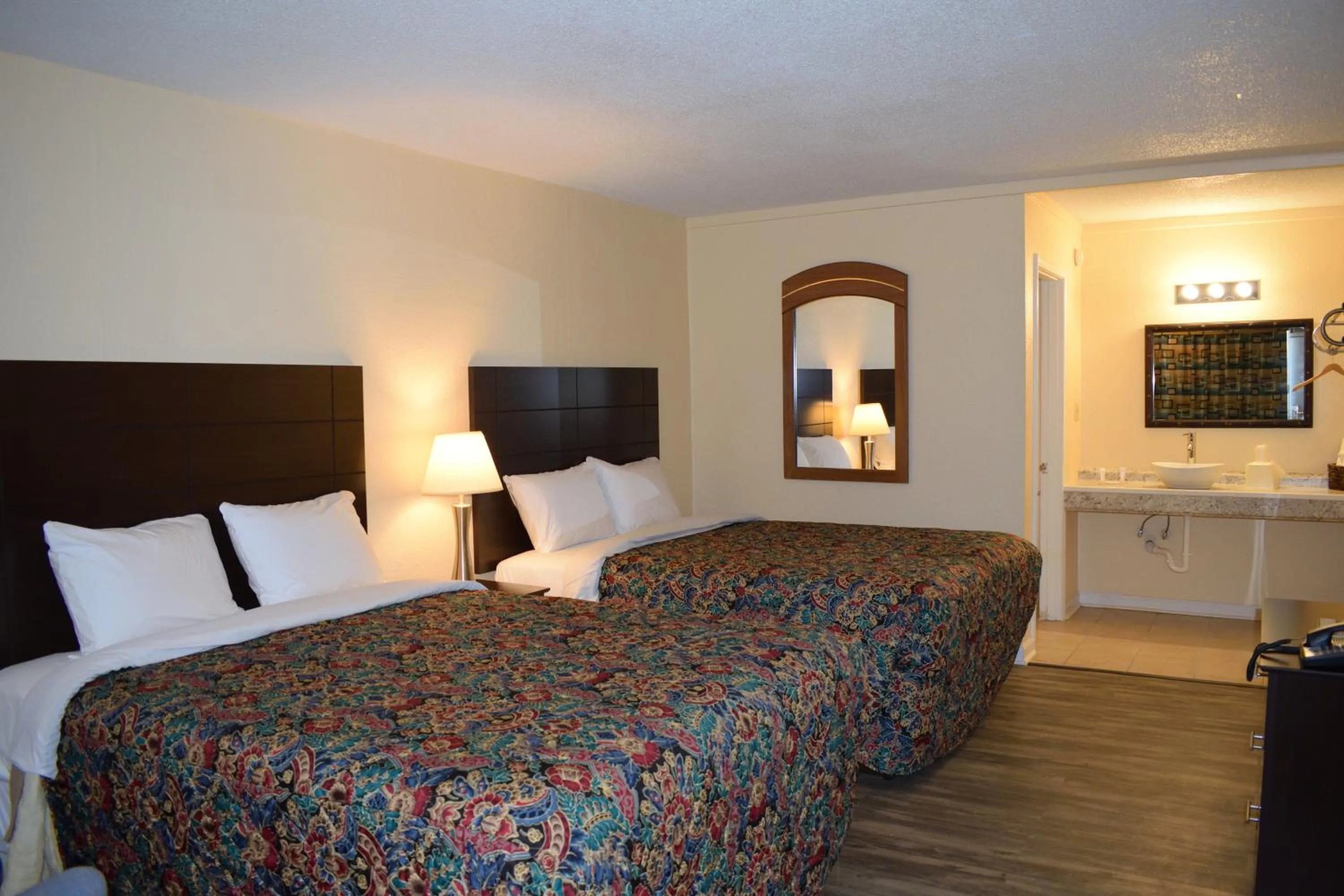 Bed in Red Carpet Inn Battleboro