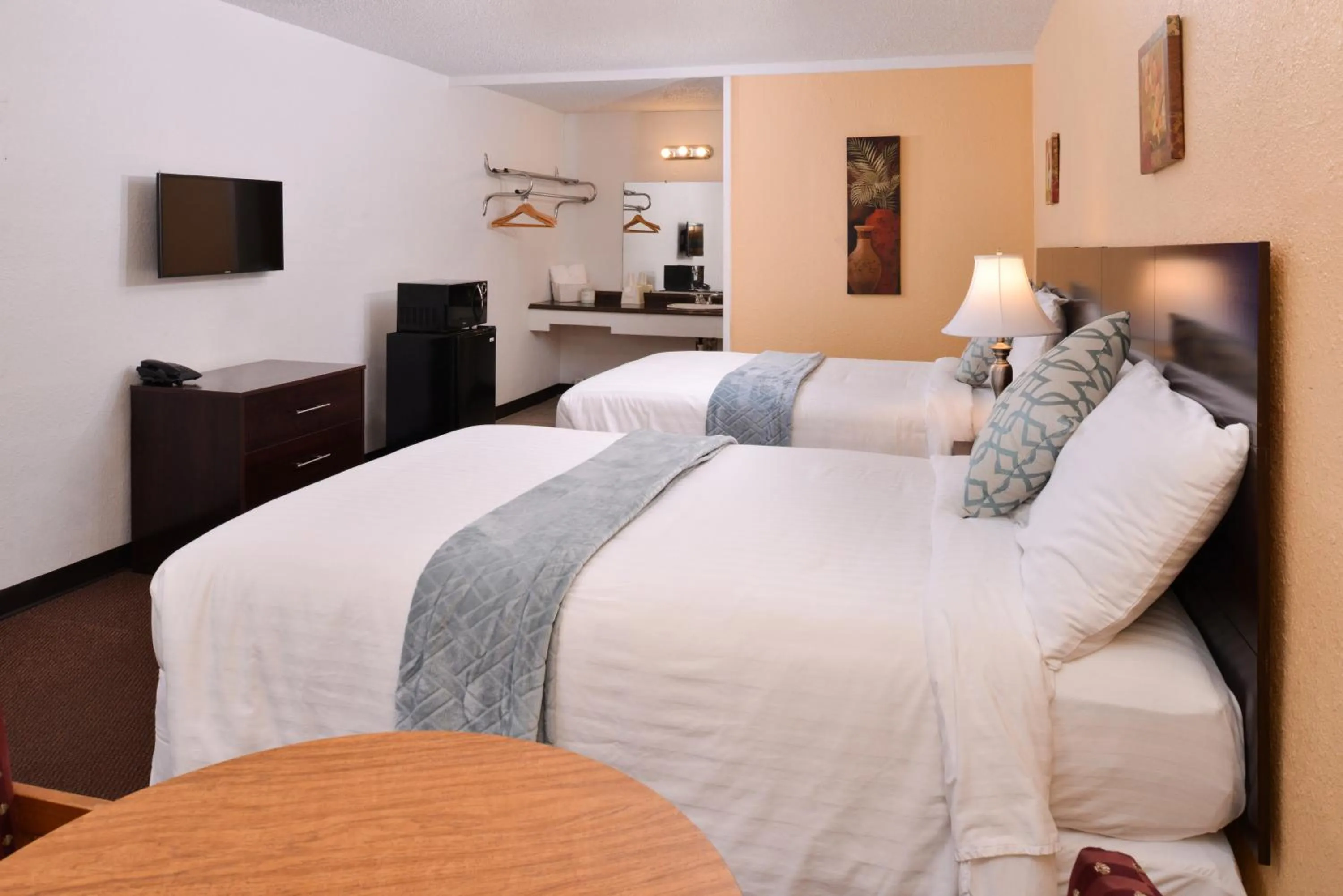 Bedroom, Bed in Red Carpet Inn Battleboro