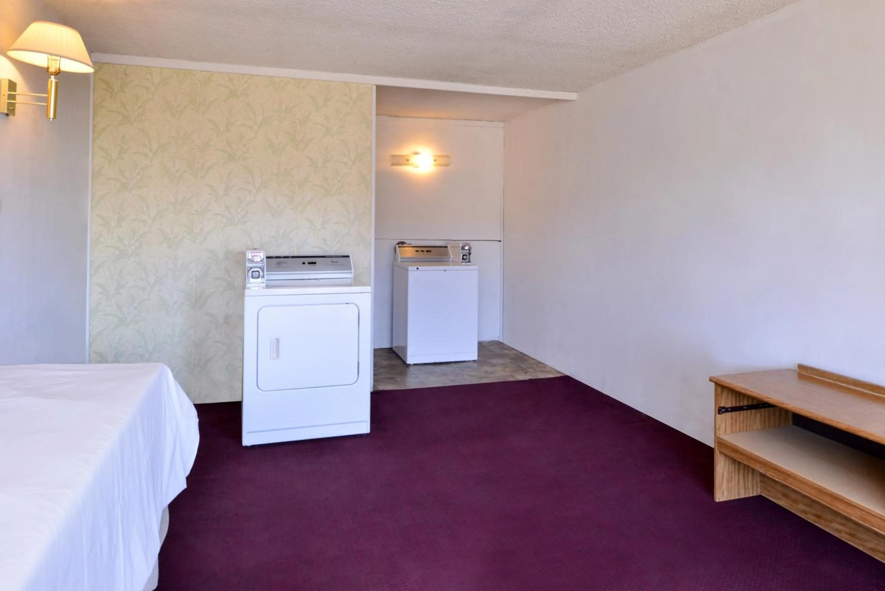 Area and facilities, Bed in Red Carpet Inn Battleboro