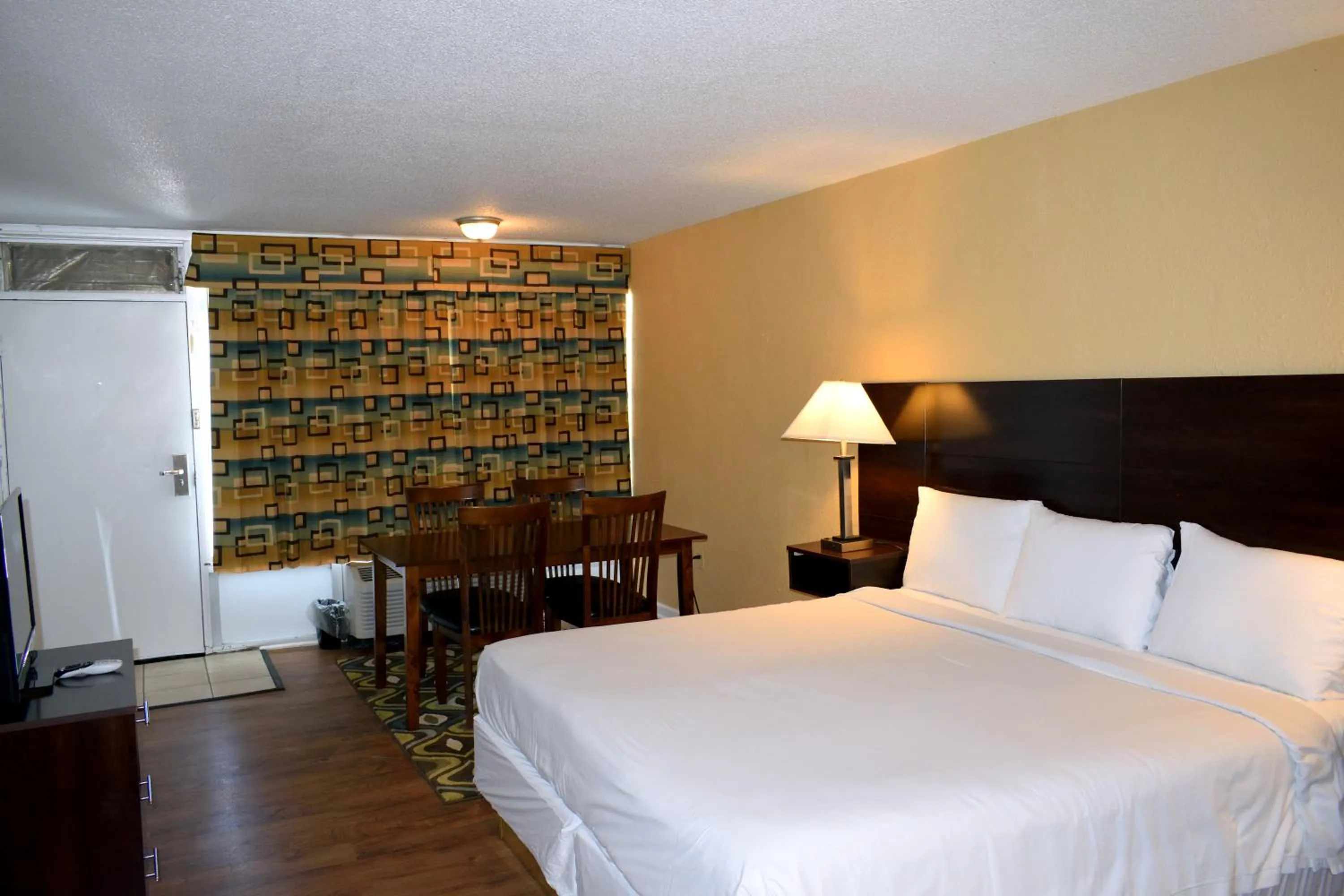 Bed in Red Carpet Inn Battleboro