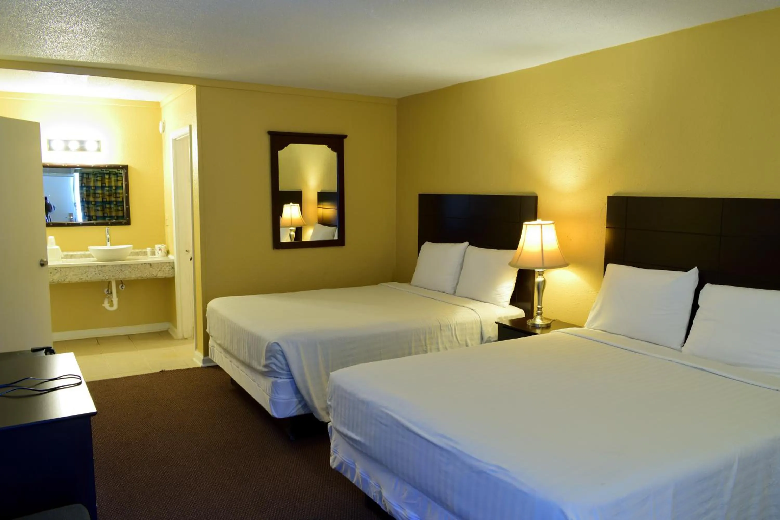 Bed in Red Carpet Inn Battleboro