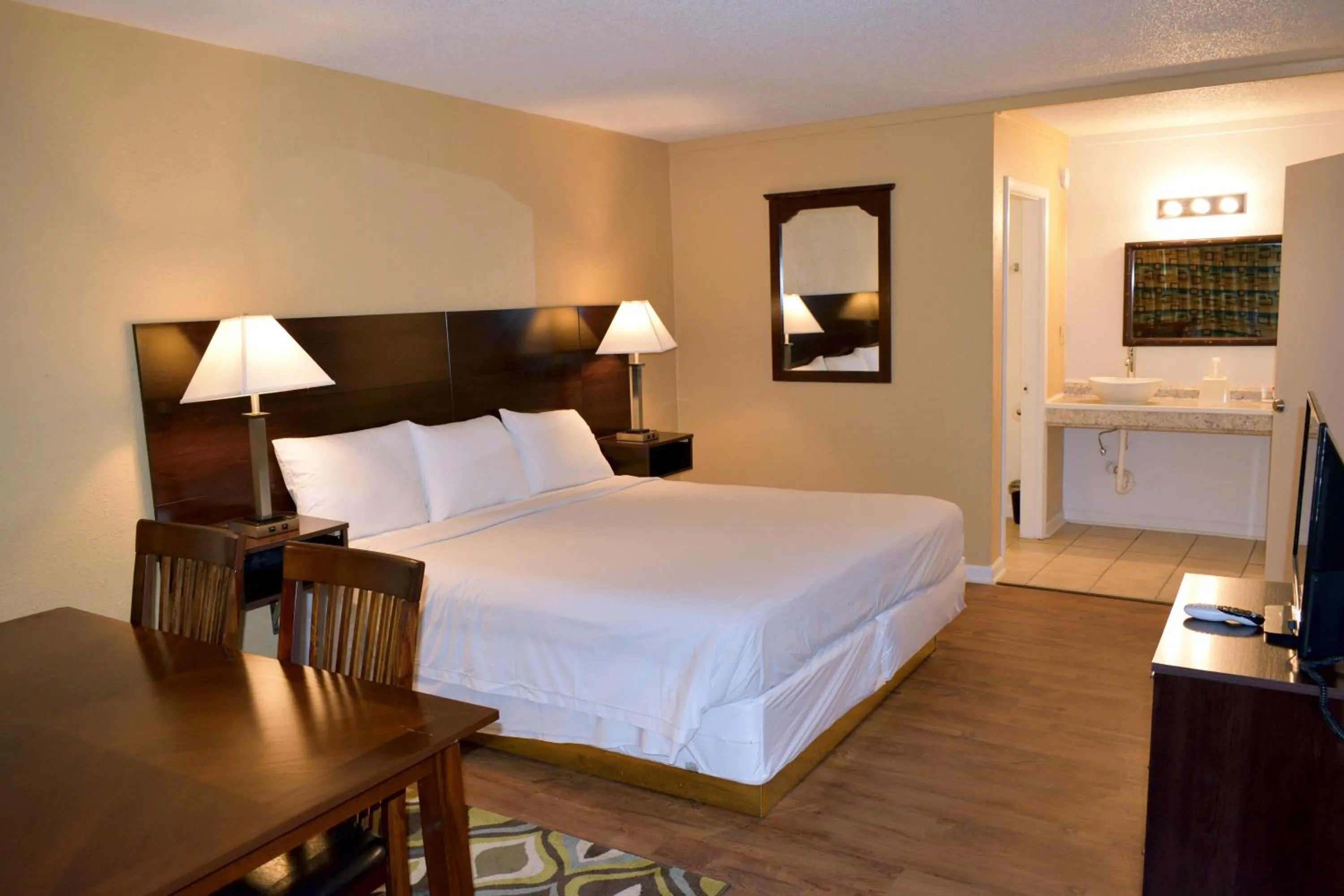 Bed in Red Carpet Inn Battleboro