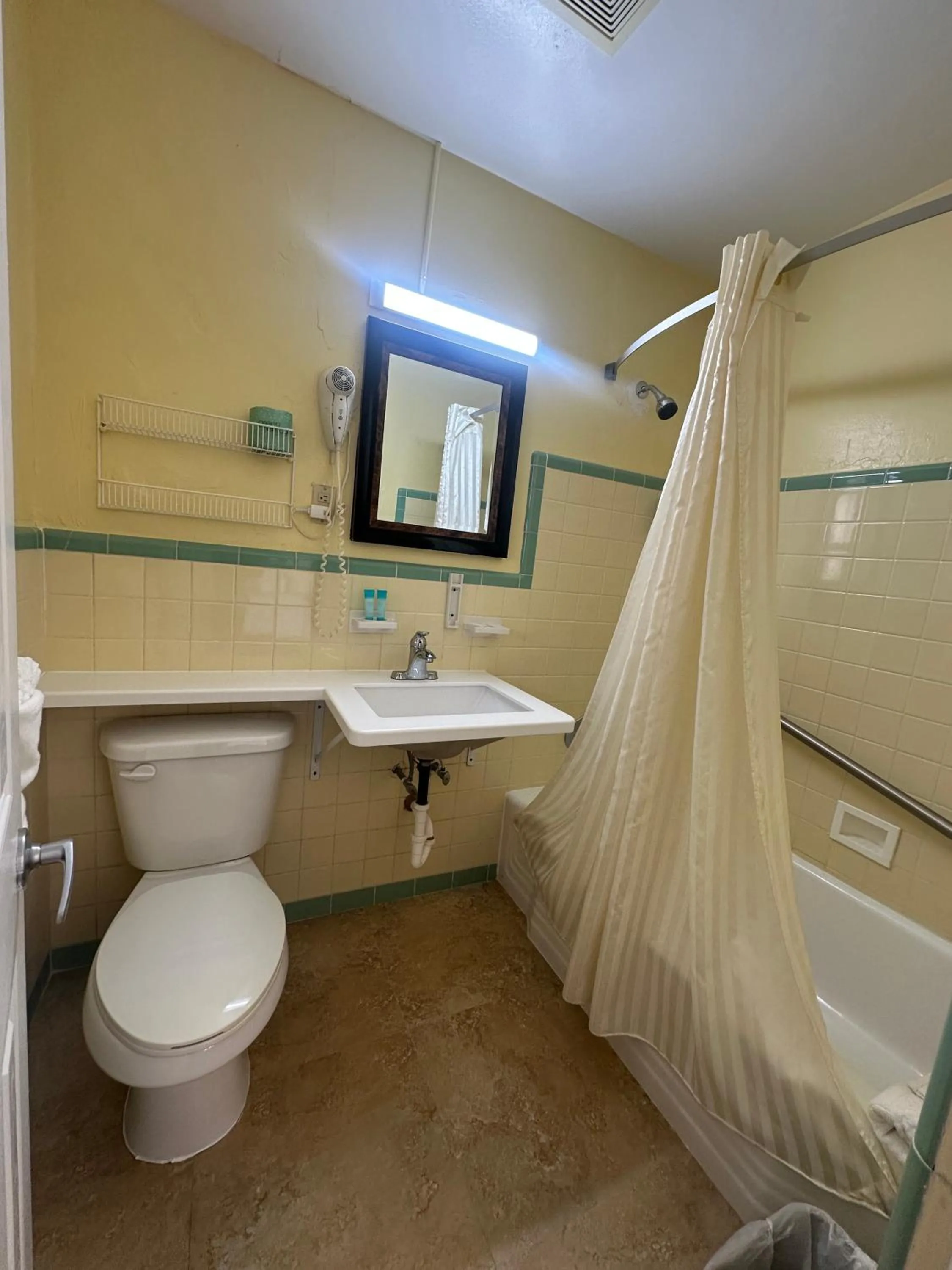 Bathroom in Super Inn By Oyo Daytona Beach Near Airport