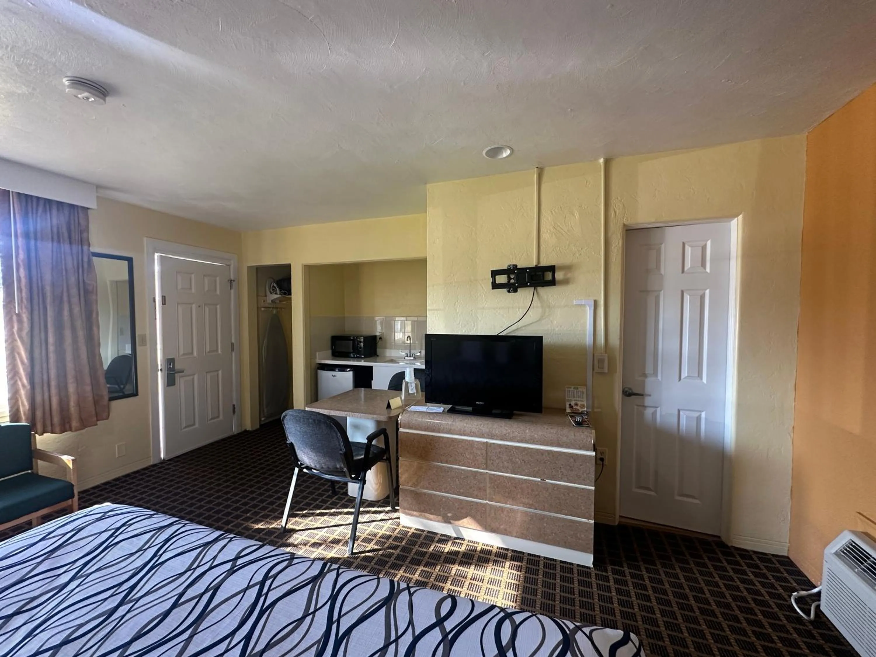 Bedroom, Bed in Super Inn By Oyo Daytona Beach Near Airport