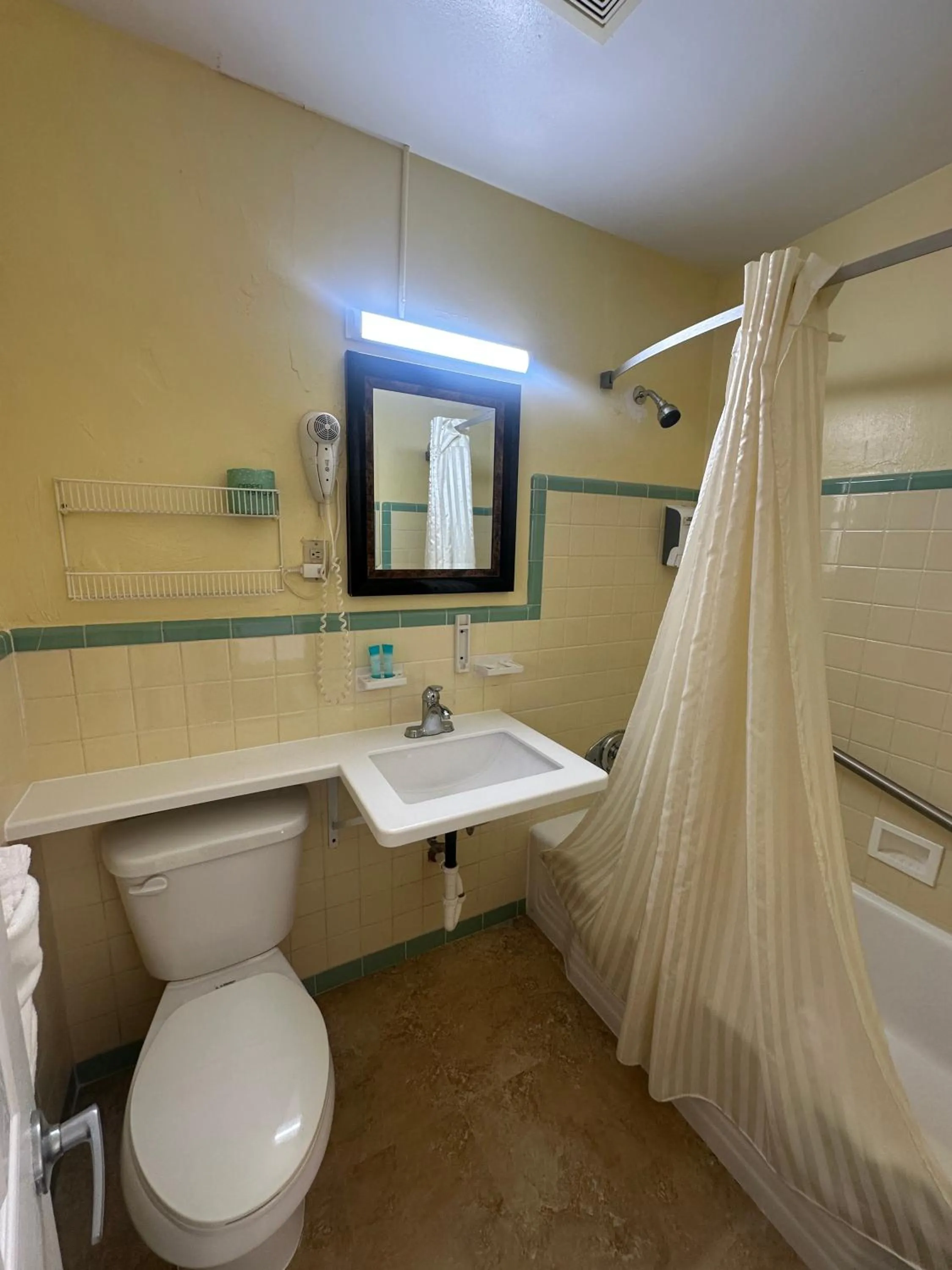 Bathroom in Super Inn By Oyo Daytona Beach Near Airport