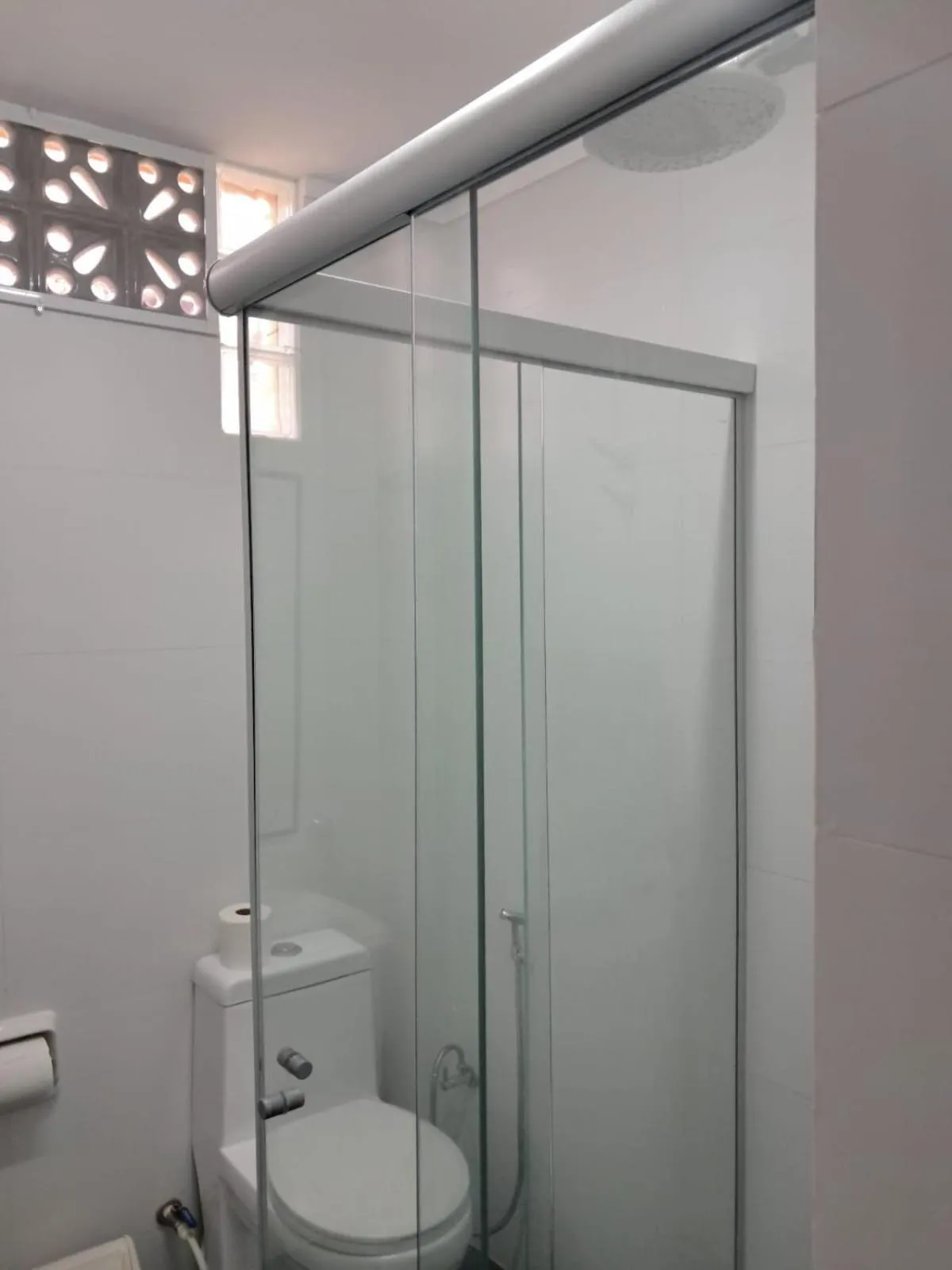 Shower in Hotel Pousada Acácia da Barra