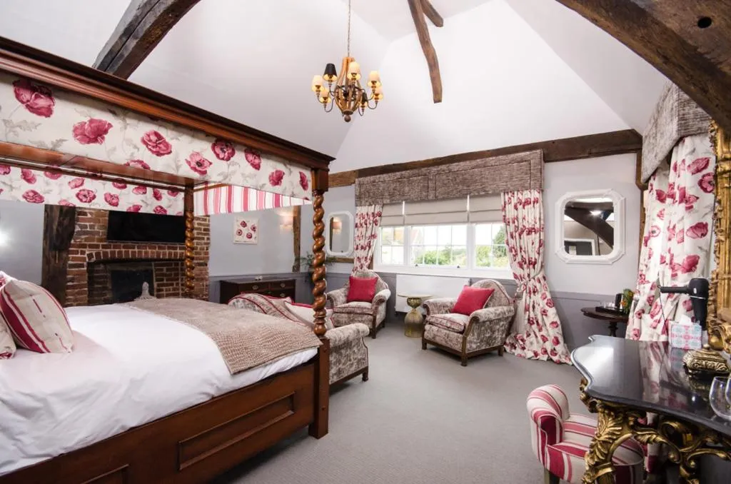 Photo of the whole room, Bed in The Dog At Wingham