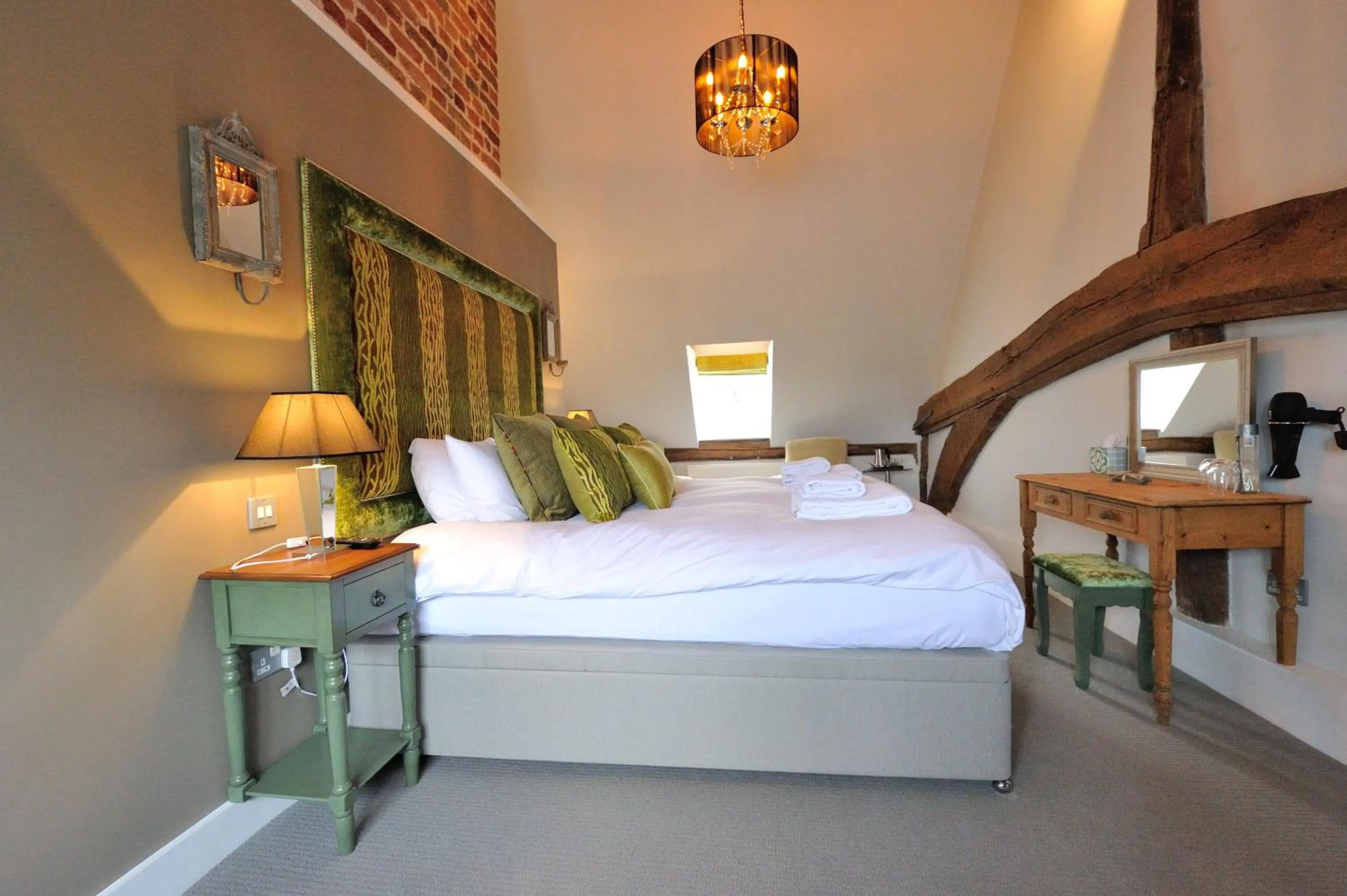 Photo of the whole room, Bed in The Dog At Wingham