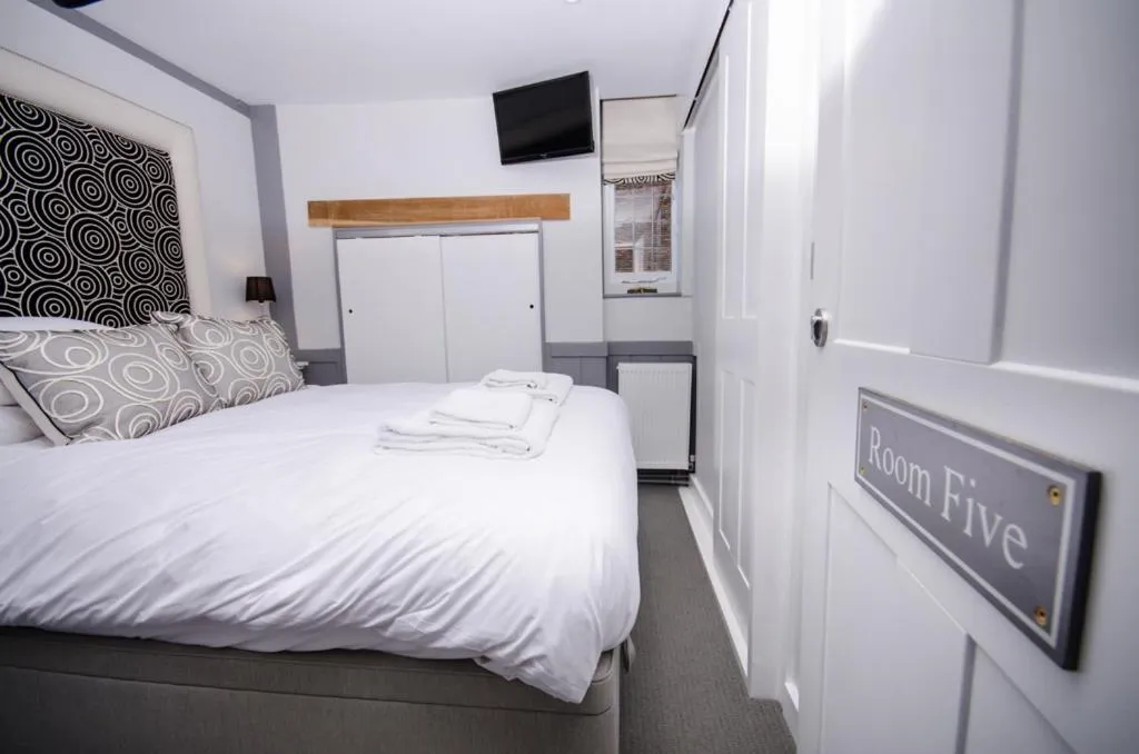 Photo of the whole room, Bed in The Dog At Wingham