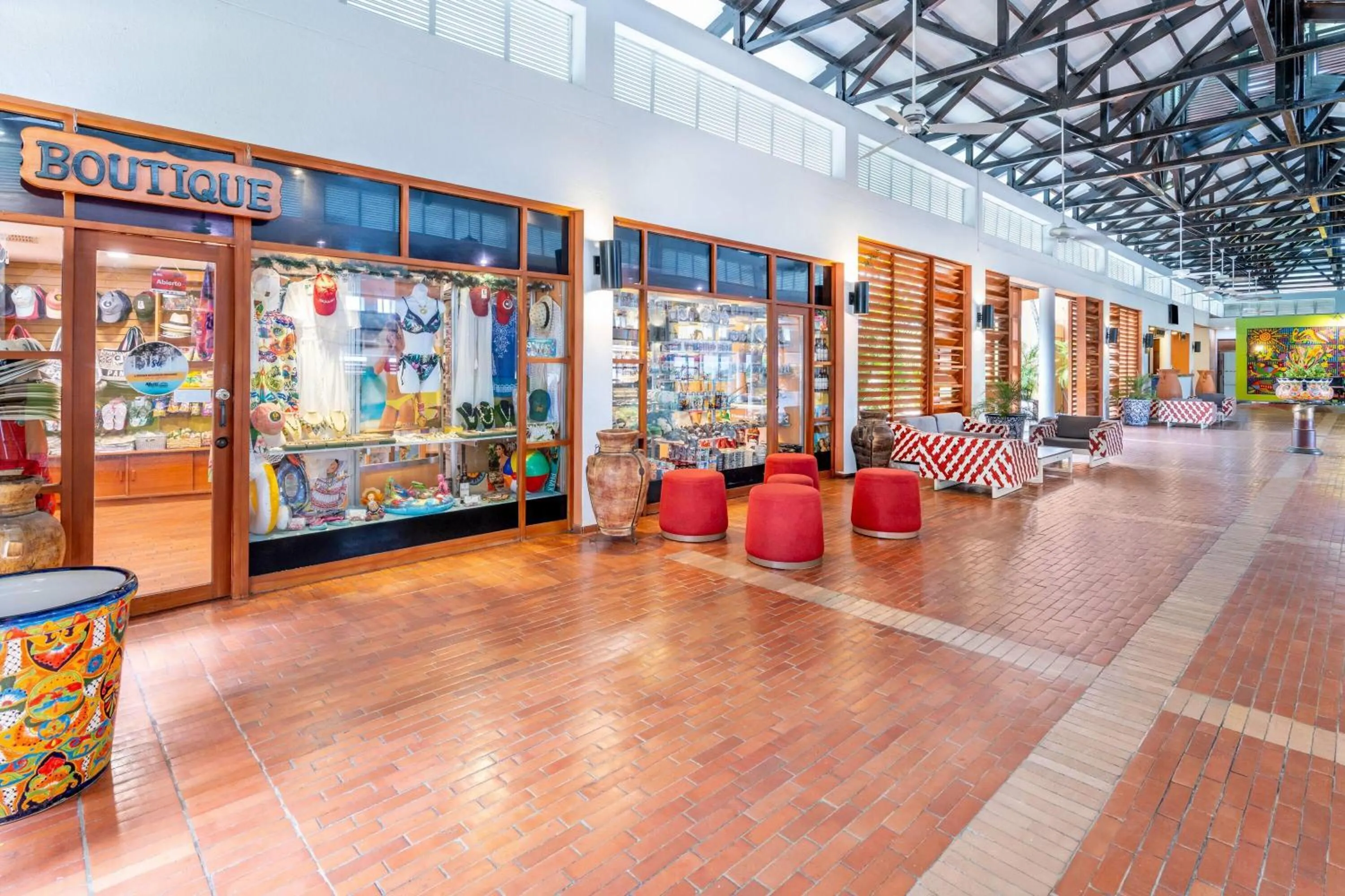 On-site shops in Grand Decameron Panama, A Trademark All Inclusive Resort