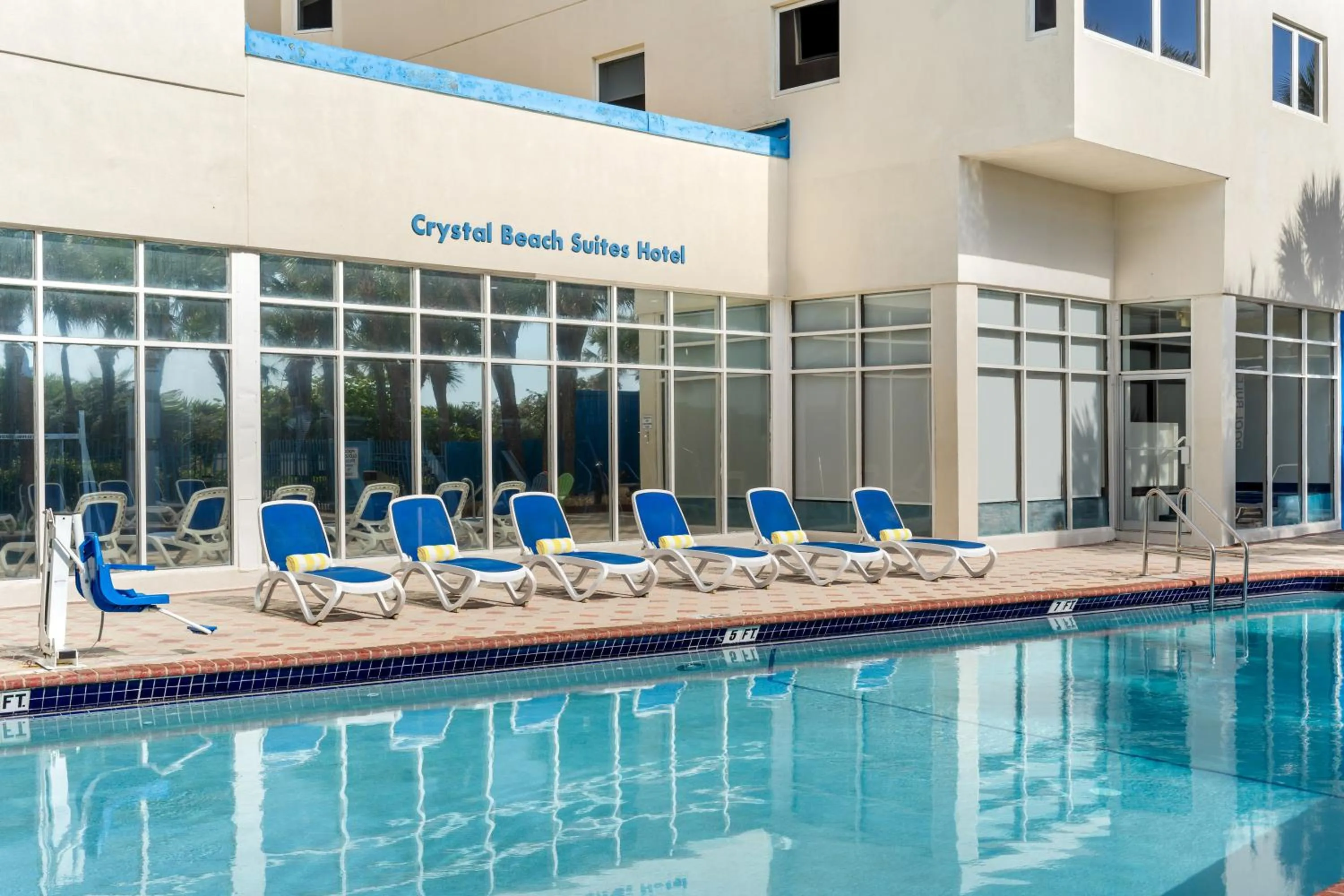 Swimming pool in Crystal Beach Suites Miami Oceanfront Hotel
