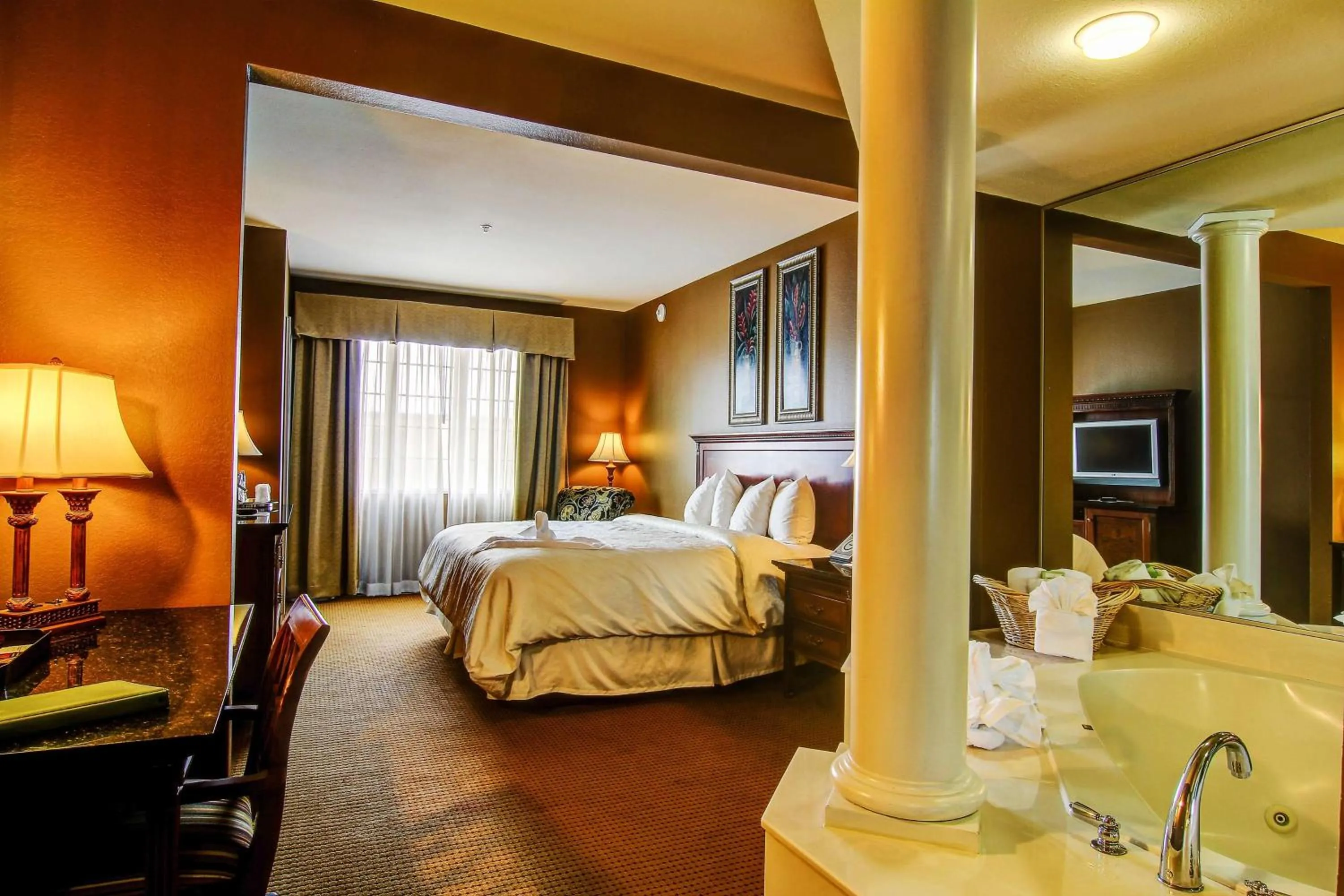 Seating area, Bed in The Wildwood Hotel