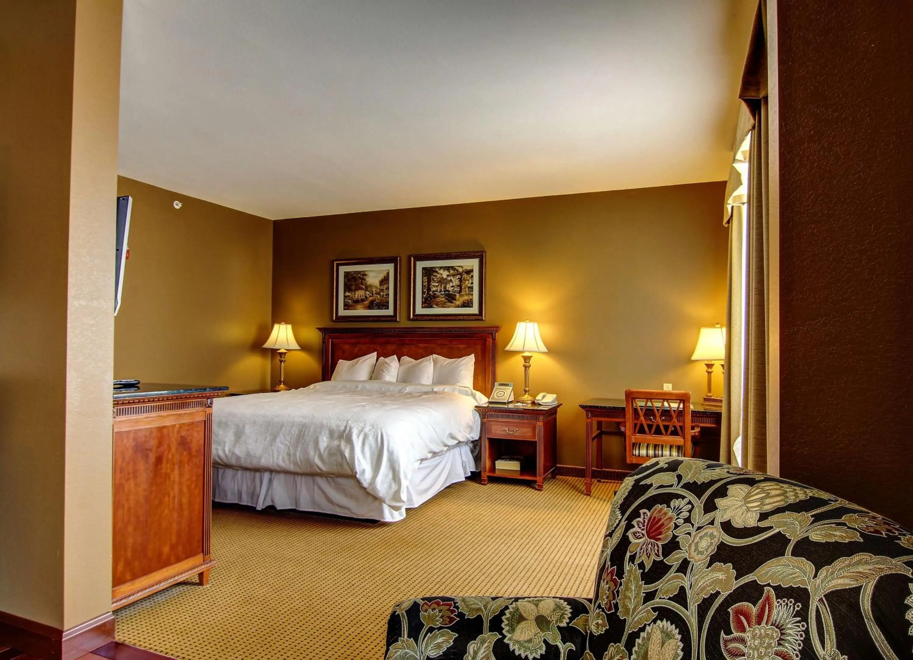 Seating area, Bed in The Wildwood Hotel