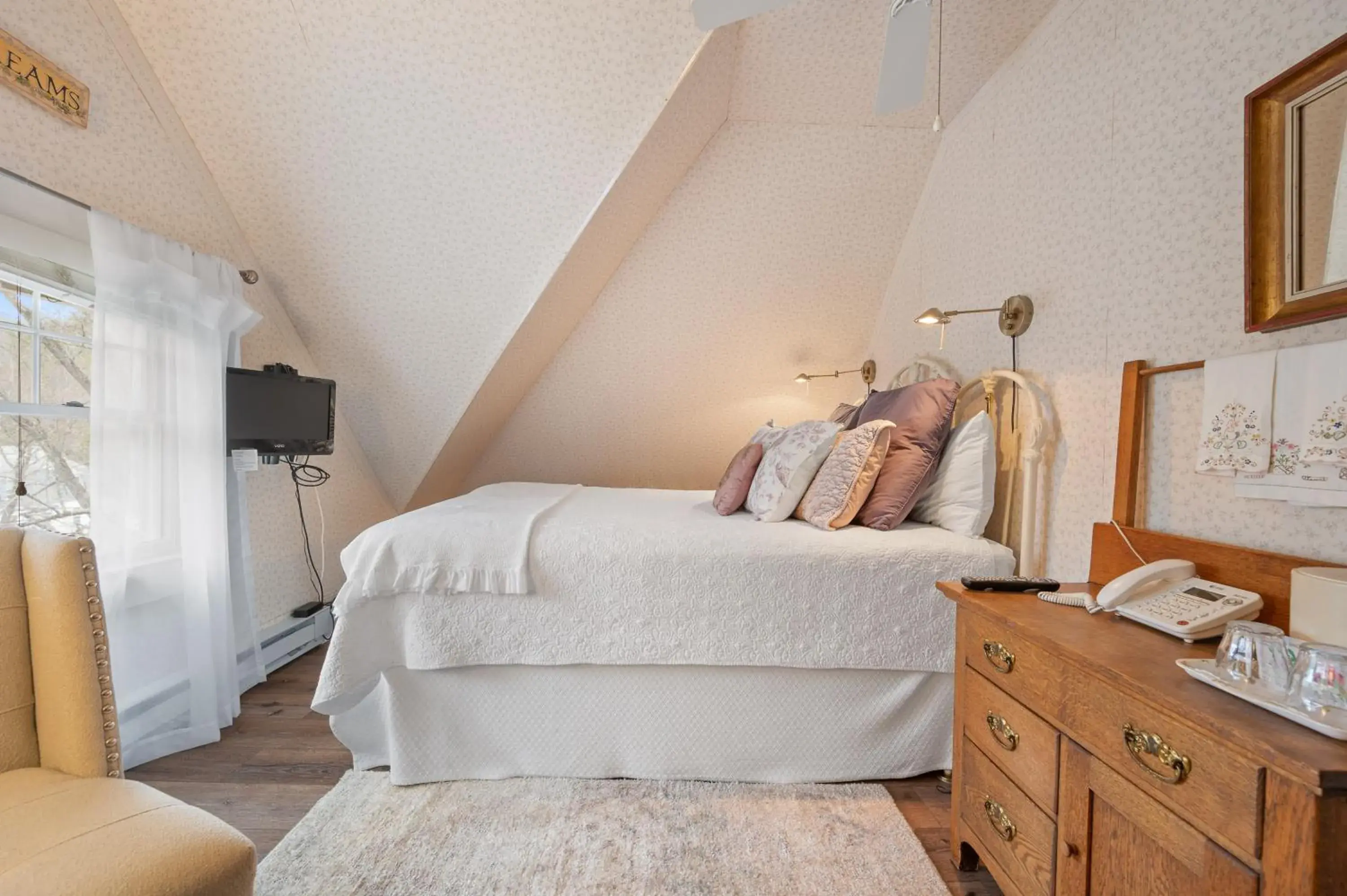 Queen Room in Brook Farm Inn Queen Room in Brook Farm Inn