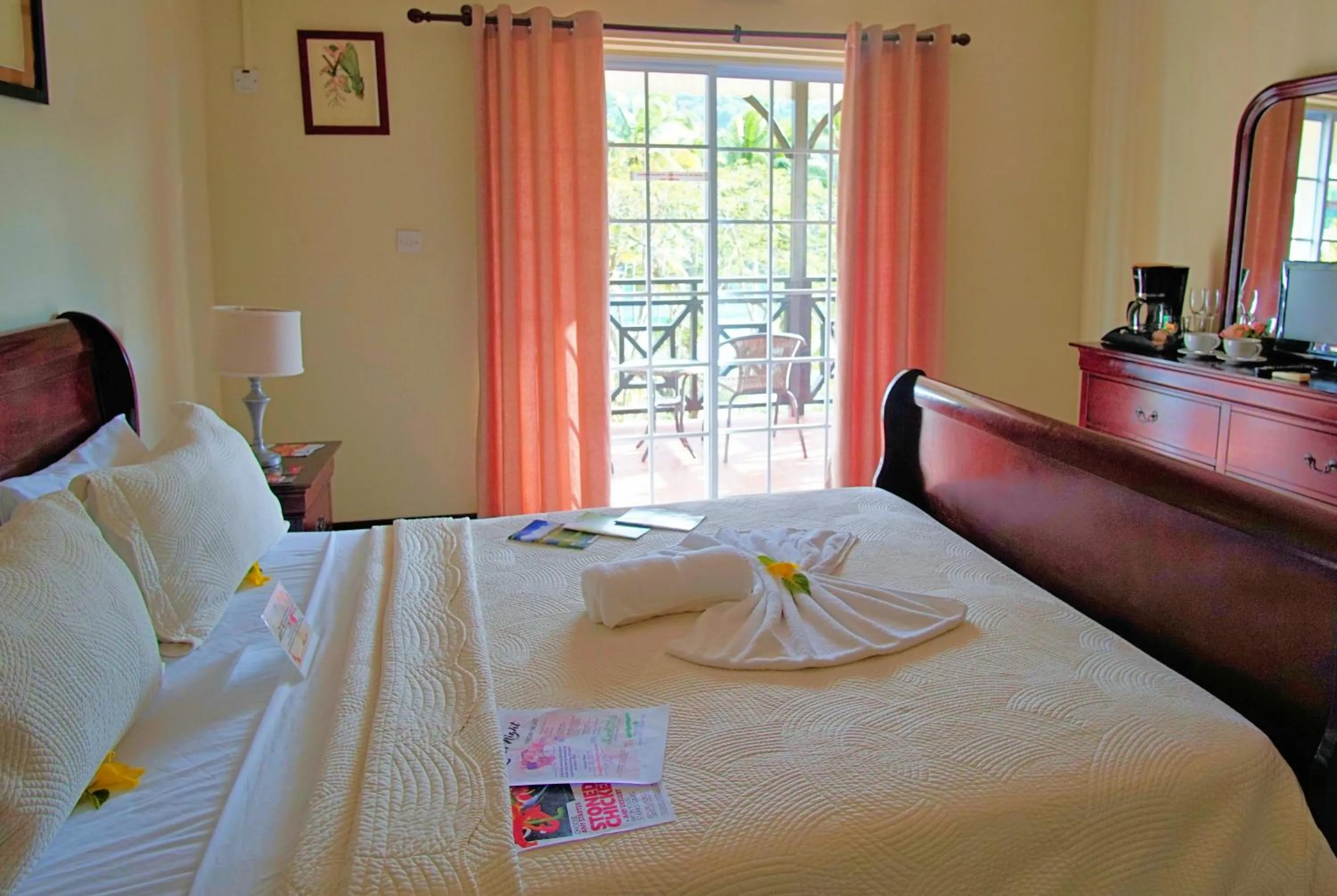 Bed in Marigot Beach Club & Dive Resort