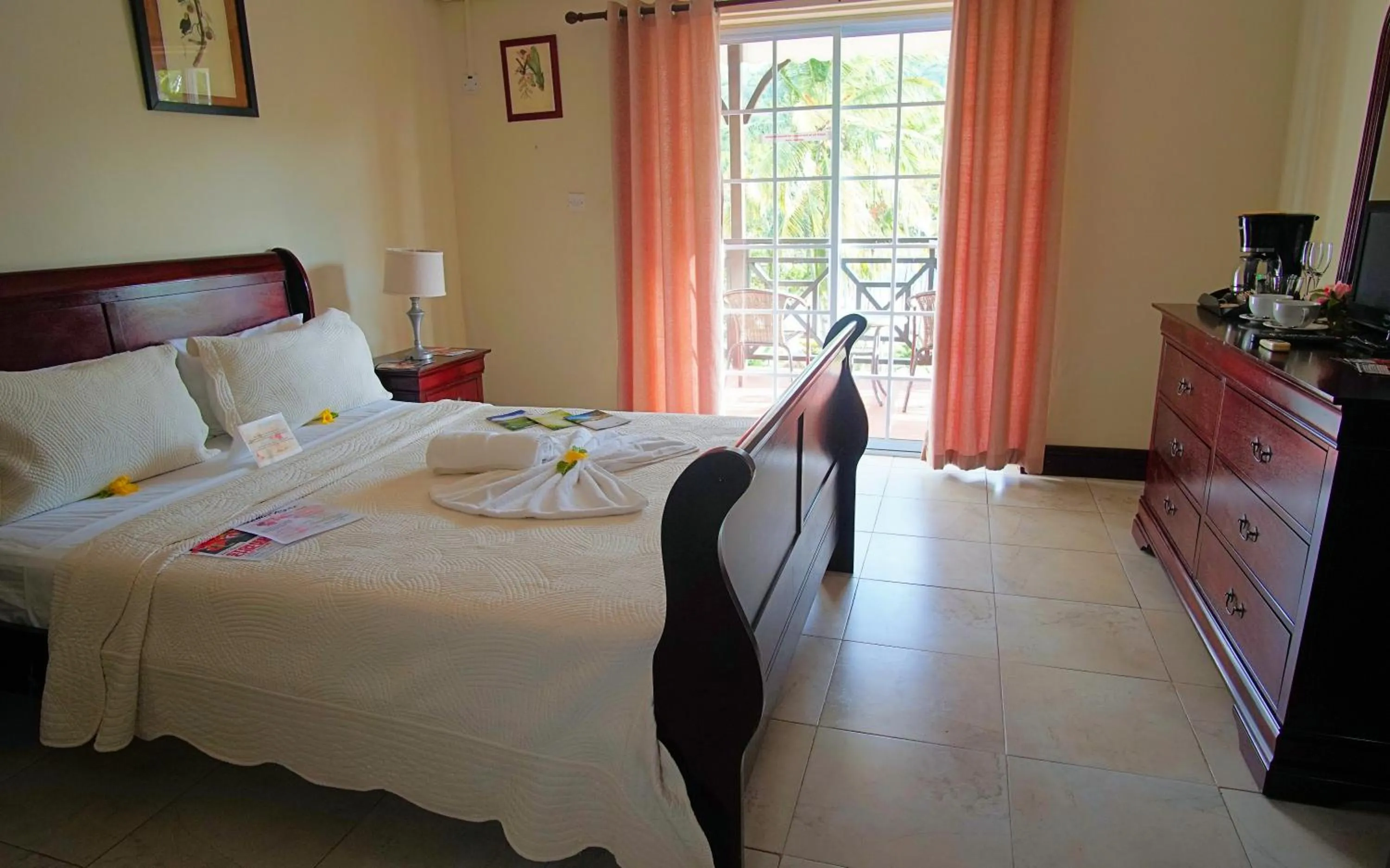 Bed in Marigot Beach Club & Dive Resort