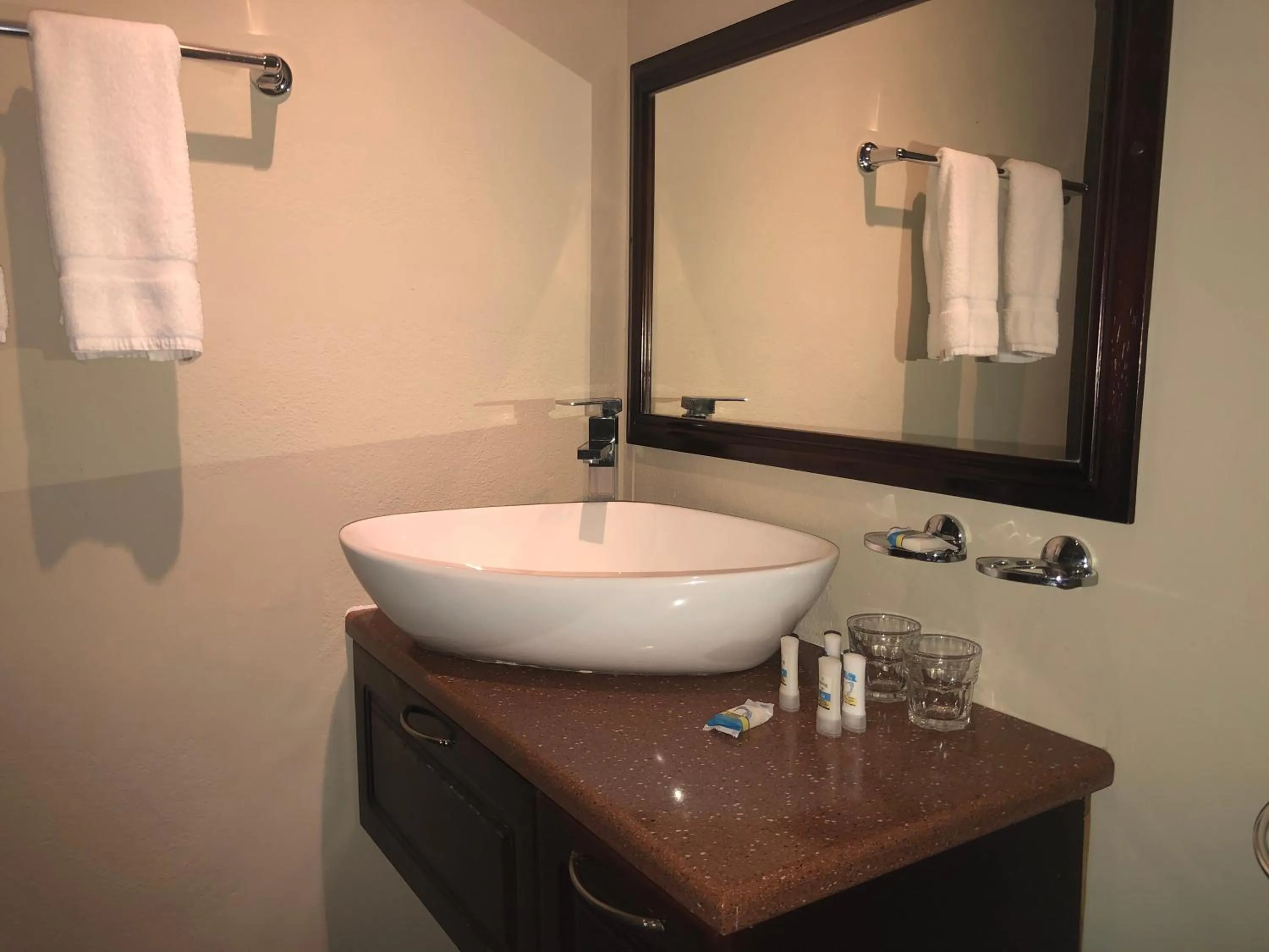 Bathroom in Marigot Beach Club & Dive Resort