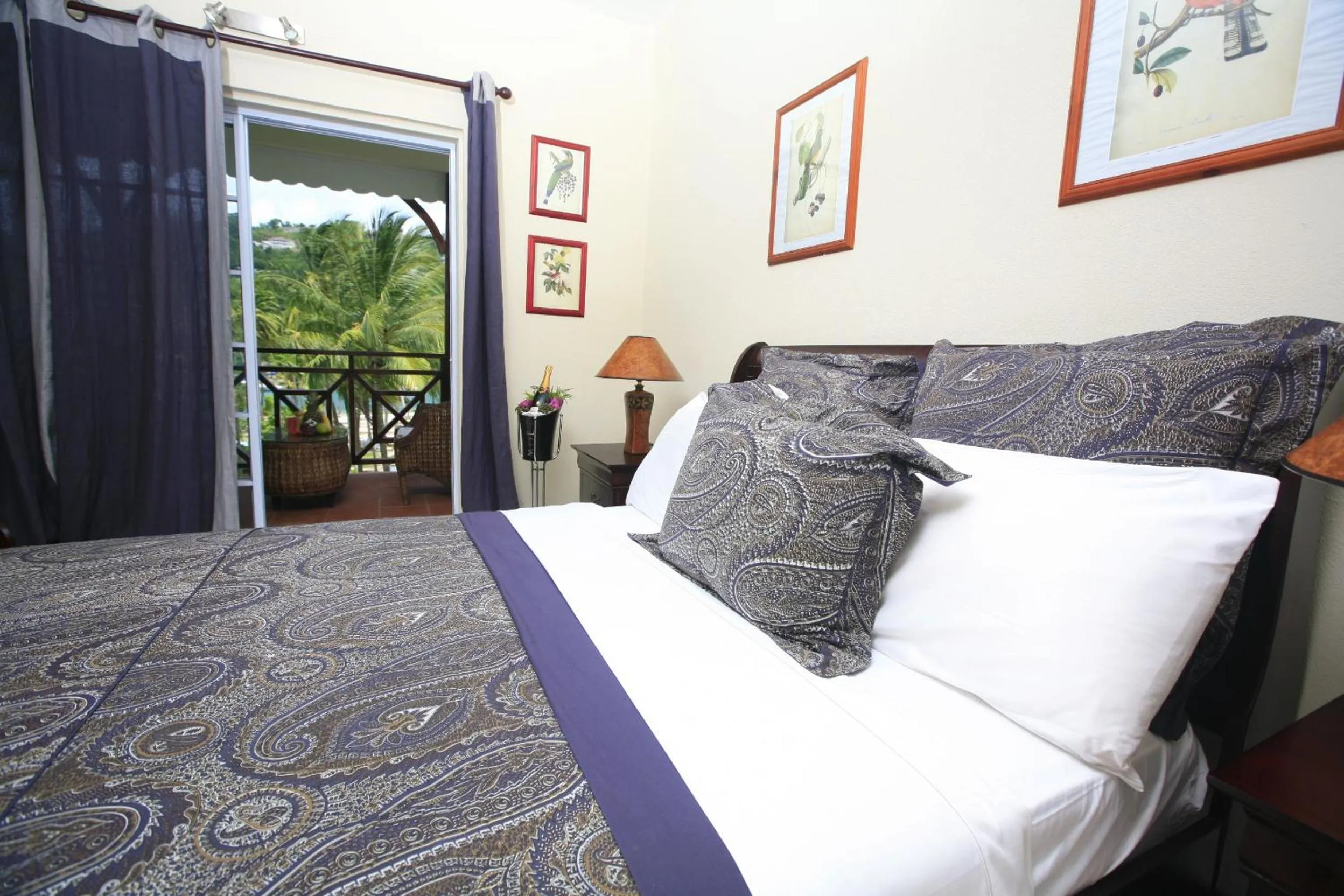 Bed in Marigot Beach Club & Dive Resort