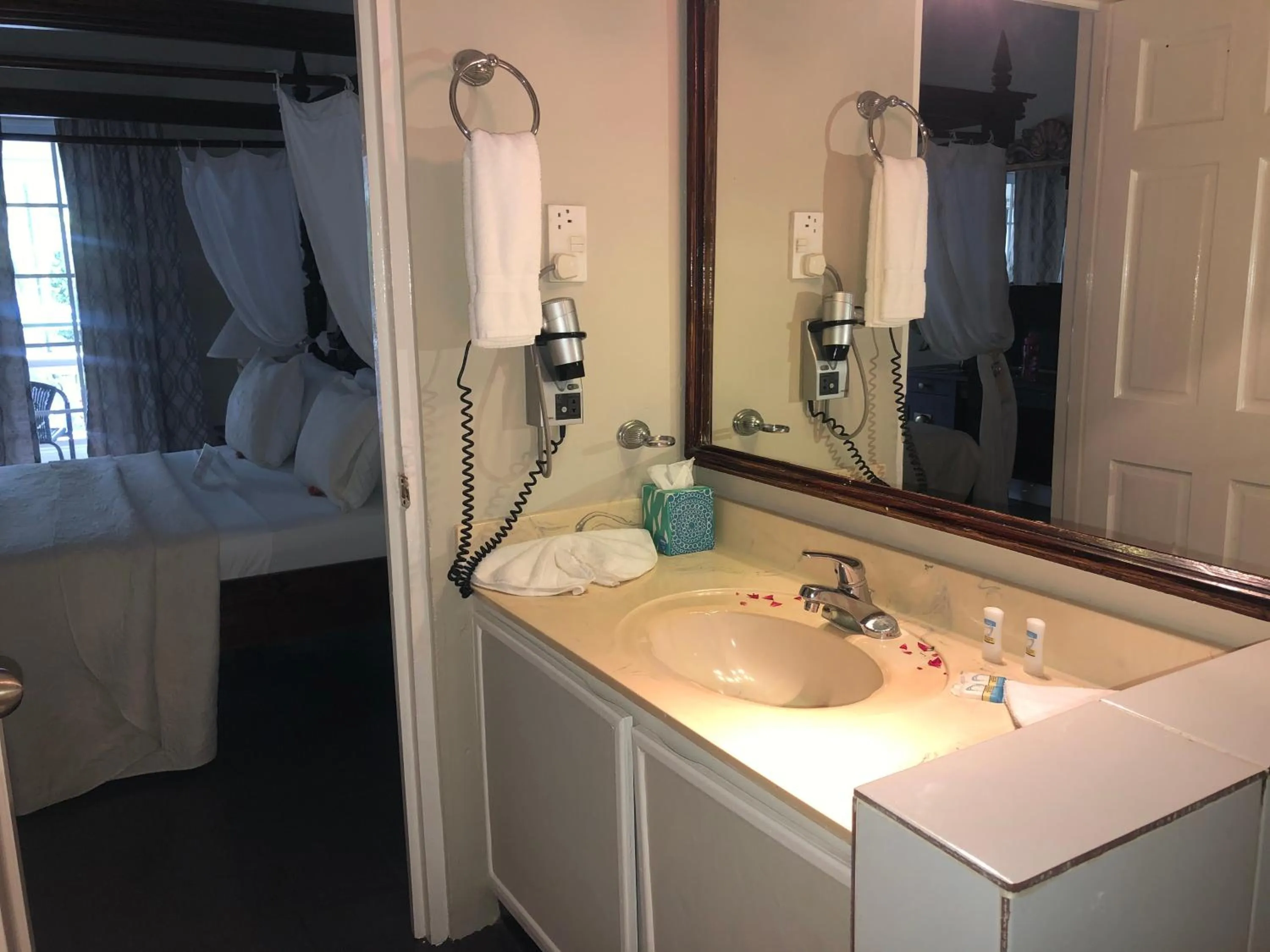 Bathroom in Marigot Beach Club & Dive Resort